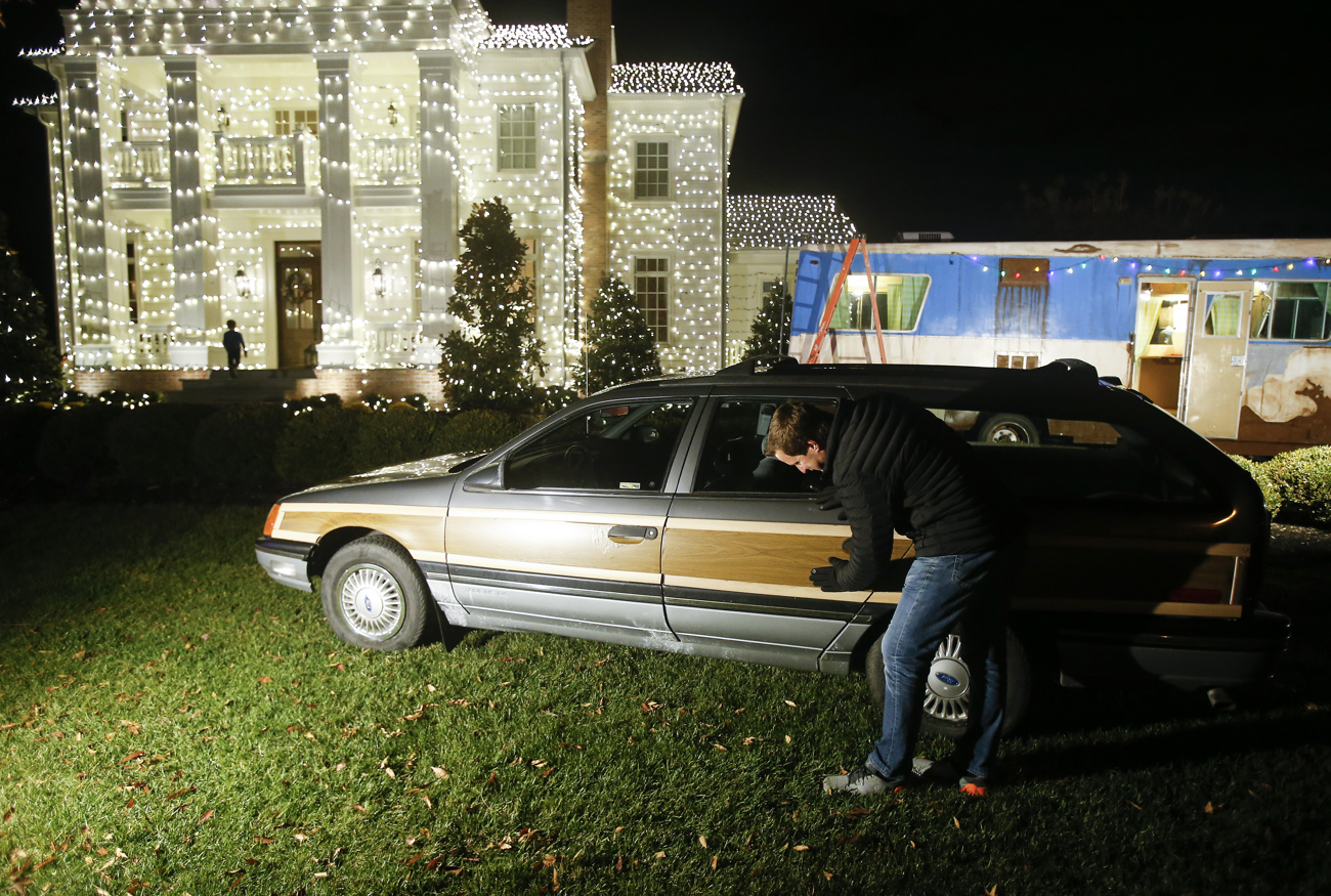 Light display at N.J. house brings Griswold's 'Christmas Vacation' to life  