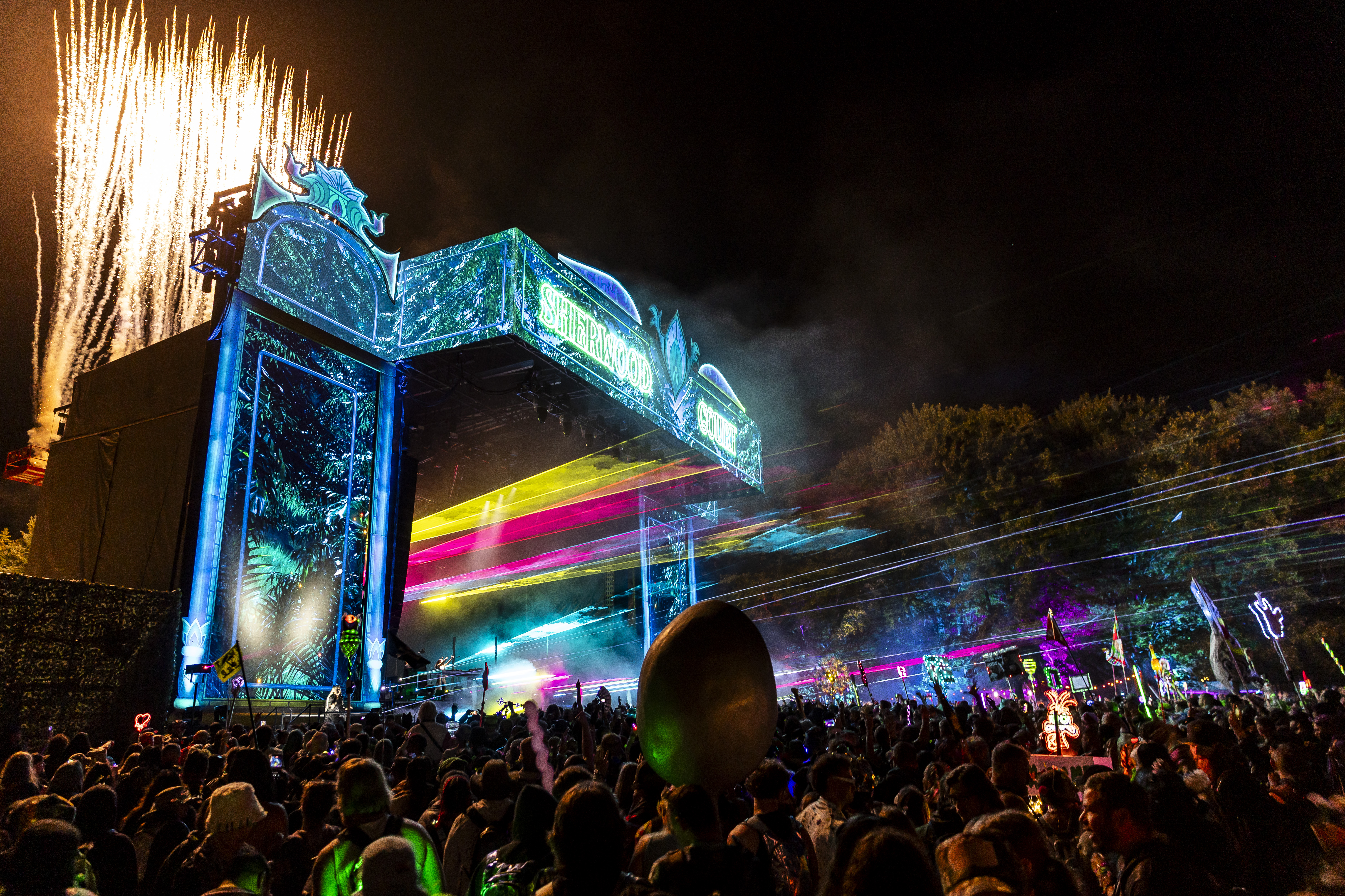アニマルとエレクトリックメイヘムステージセット Unique stage designs set Electric Forest apart - mlive.com
