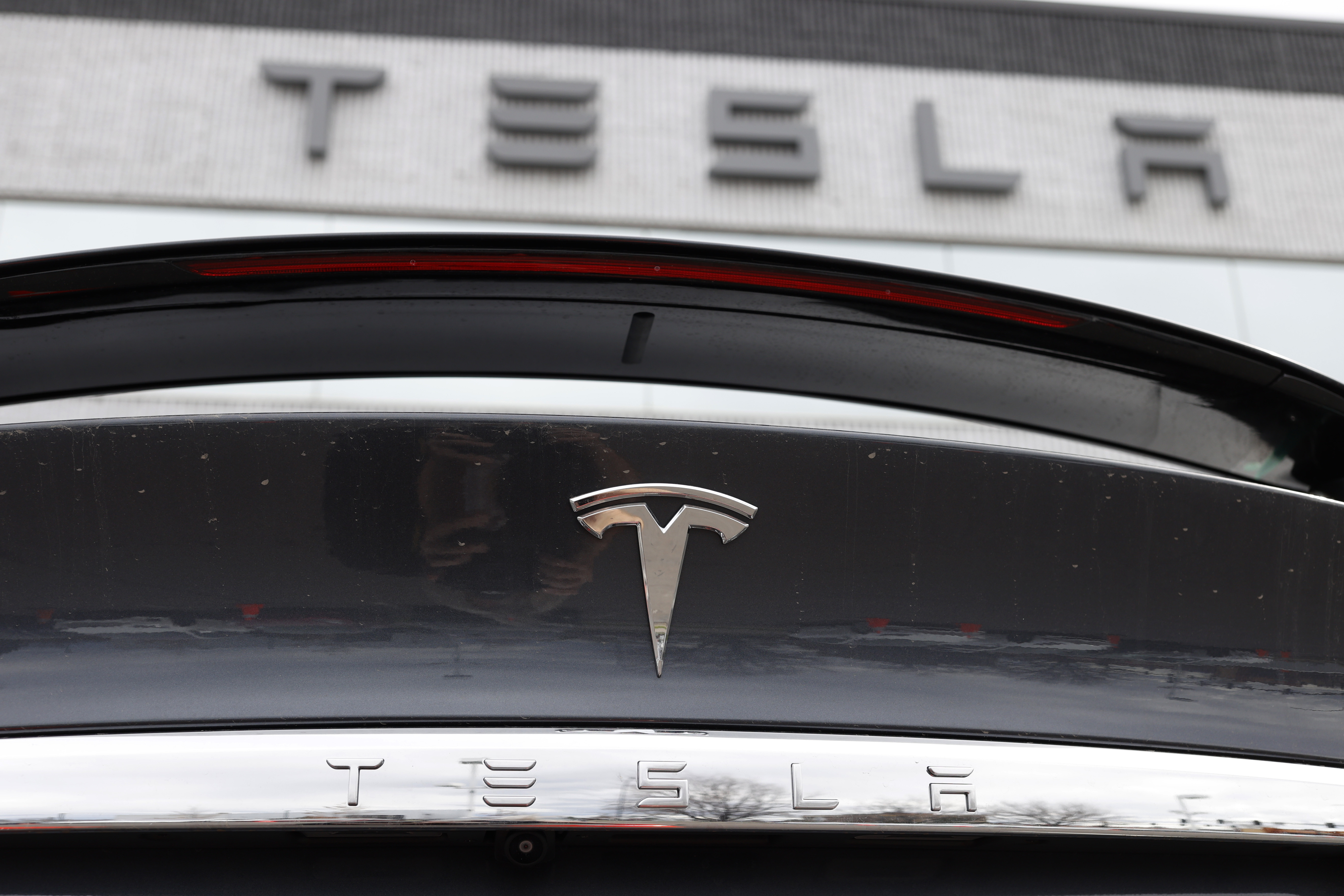 Tesla recalls 2 million vehicles to limit use of Autopilot feature after  nearly 1,000 crashes