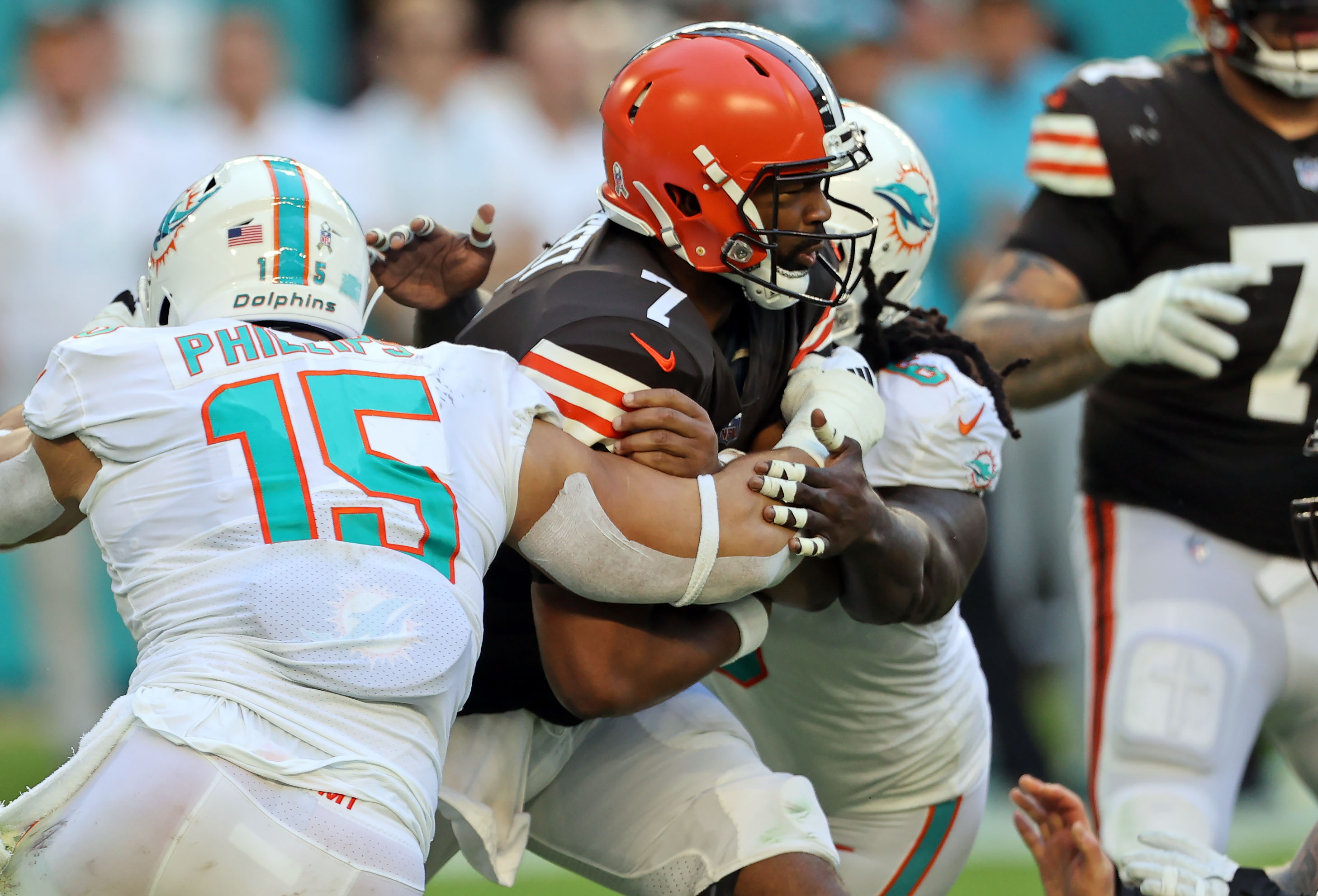 Miami Dolphins inside linebacker Andrew Van Ginkel (43) defends