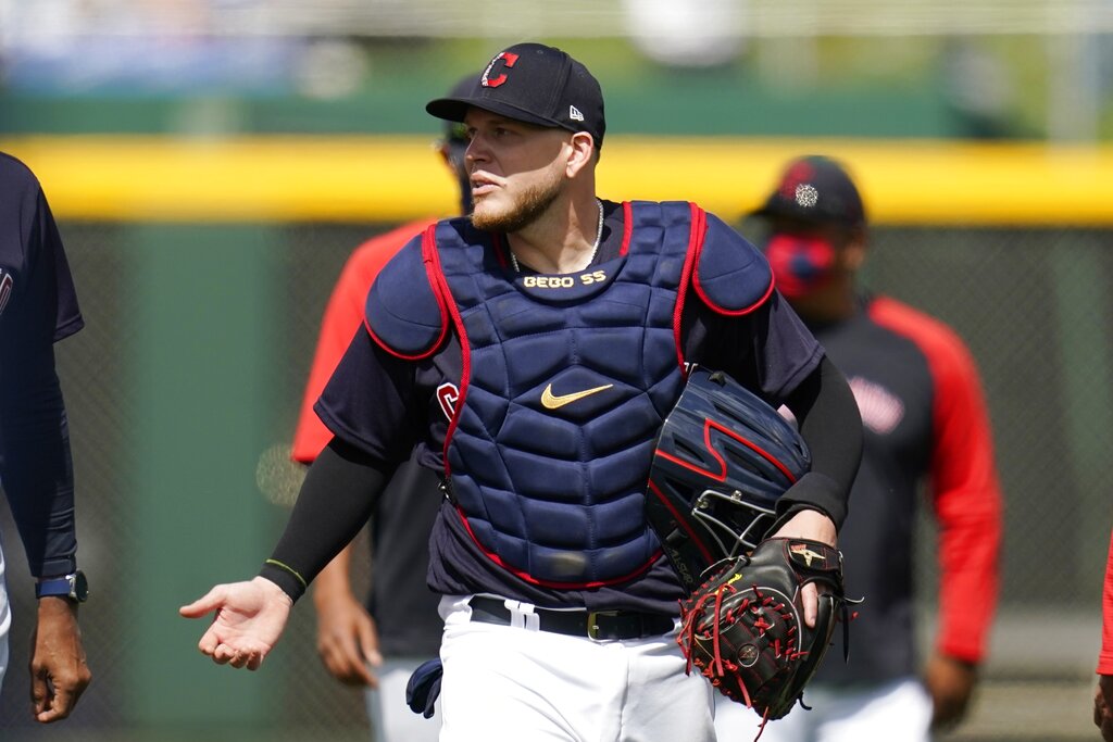 Roberto Perez of the Cleveland Indians throws the ball to second base  News Photo - Getty Images