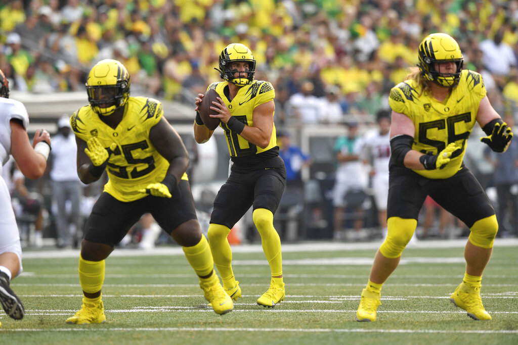 Bo Nix accurate, efficient, free of big mistakes in leading Oregon Ducks to  blowout of Eastern Washington