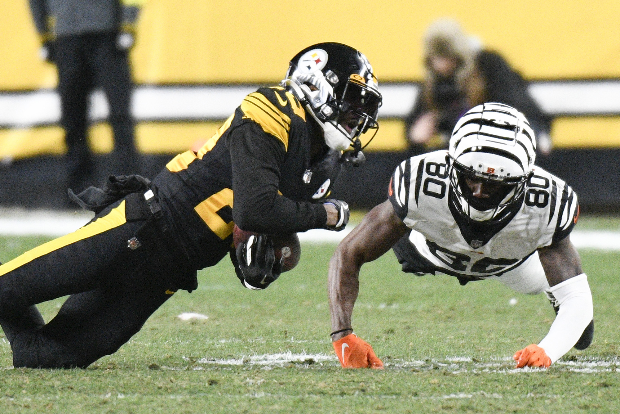 Cincinnati Bengals running back Samaje Perine (34) runs away from  Pittsburgh Steelers linebacker Robert Spillane (41) on his way to a  touchdown during the first half of an NFL football game, Sunday