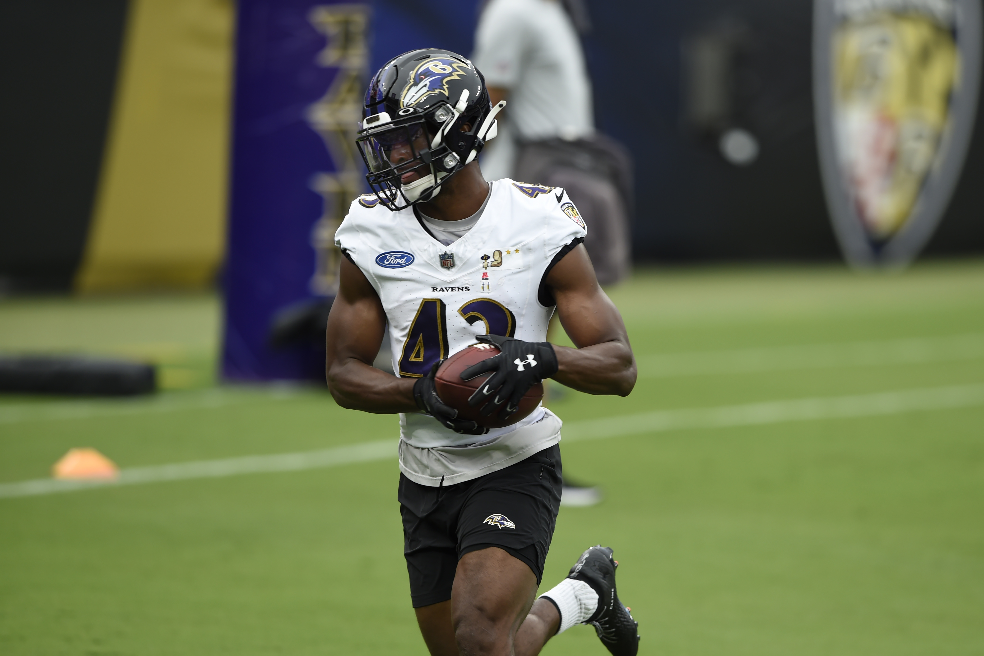 Ravens reportedly lose Justice Hill for the season, re-sign Mark