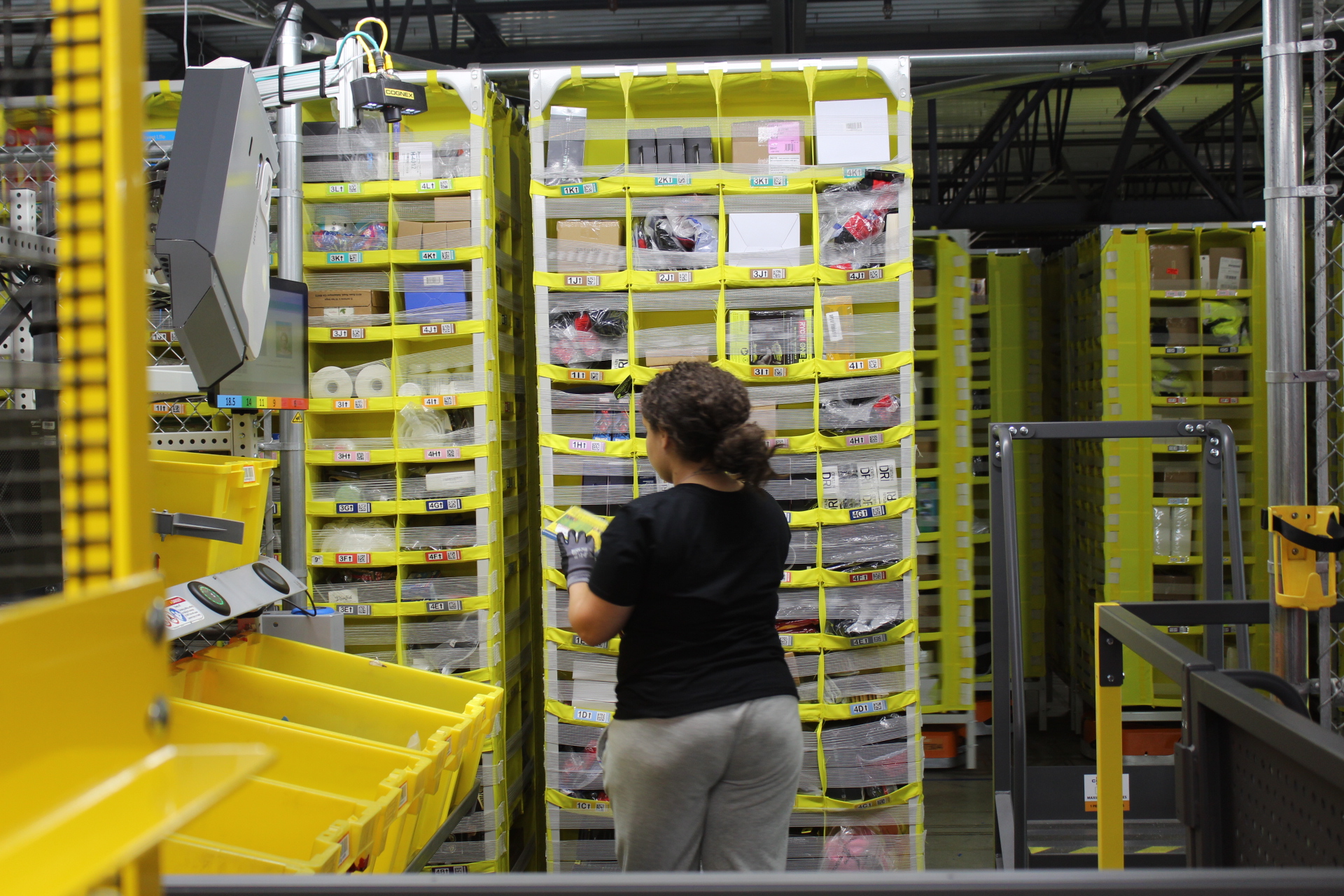 What's it like to work at an  distribution center? Pay, benefits,  stress 