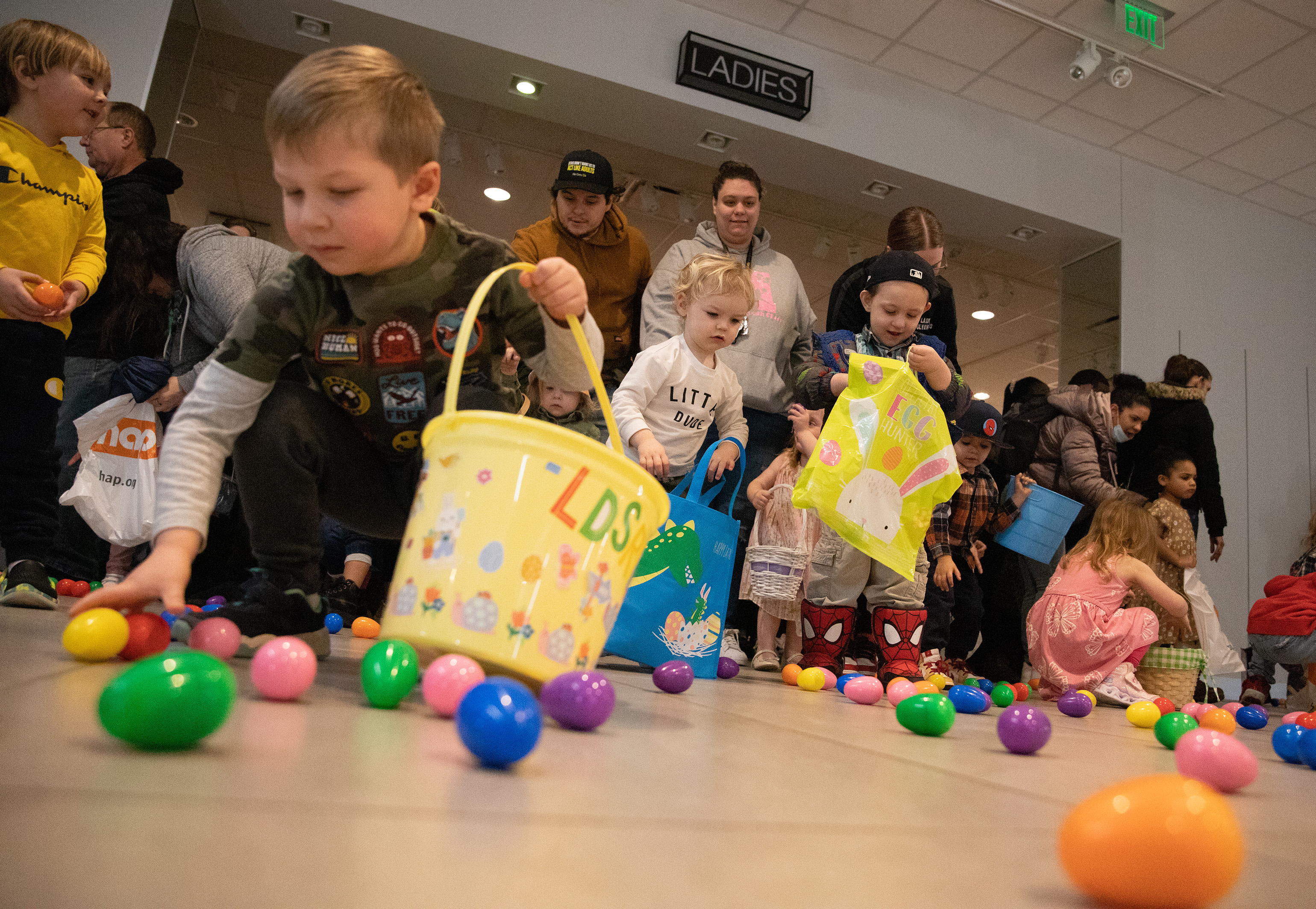 Kids stuff pockets with candy at Egg Hunt Eggstravaganza, News