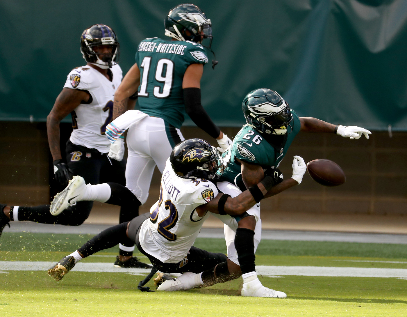 Baltimore Ravens free safety DeShon Elliott (32) warms up before