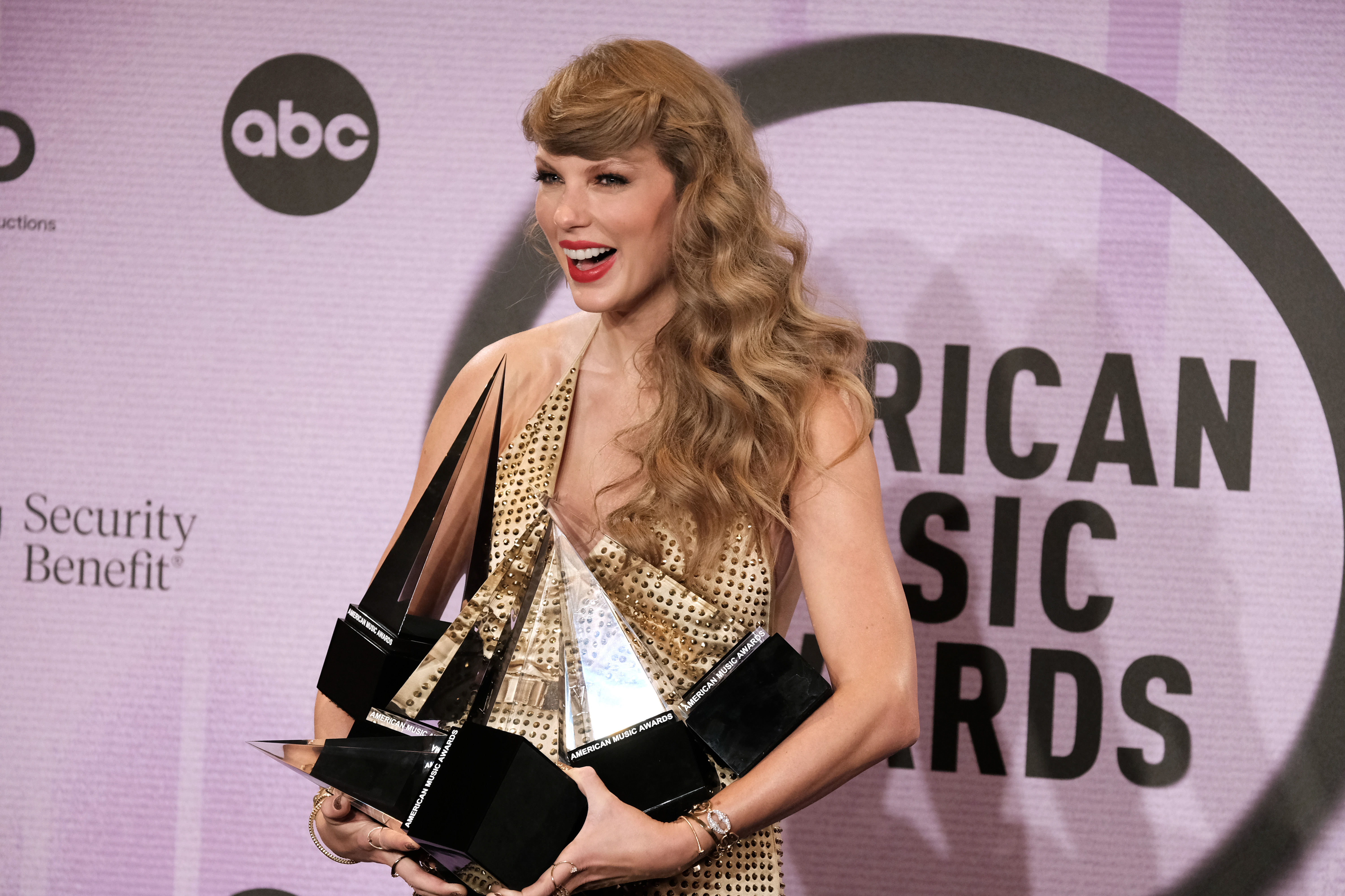 Taylor Swift Accepts Prestigious Innovator Award At 2023 iHeartRadio  Awards: I'm Really Flattered - Music Mayhem Magazine