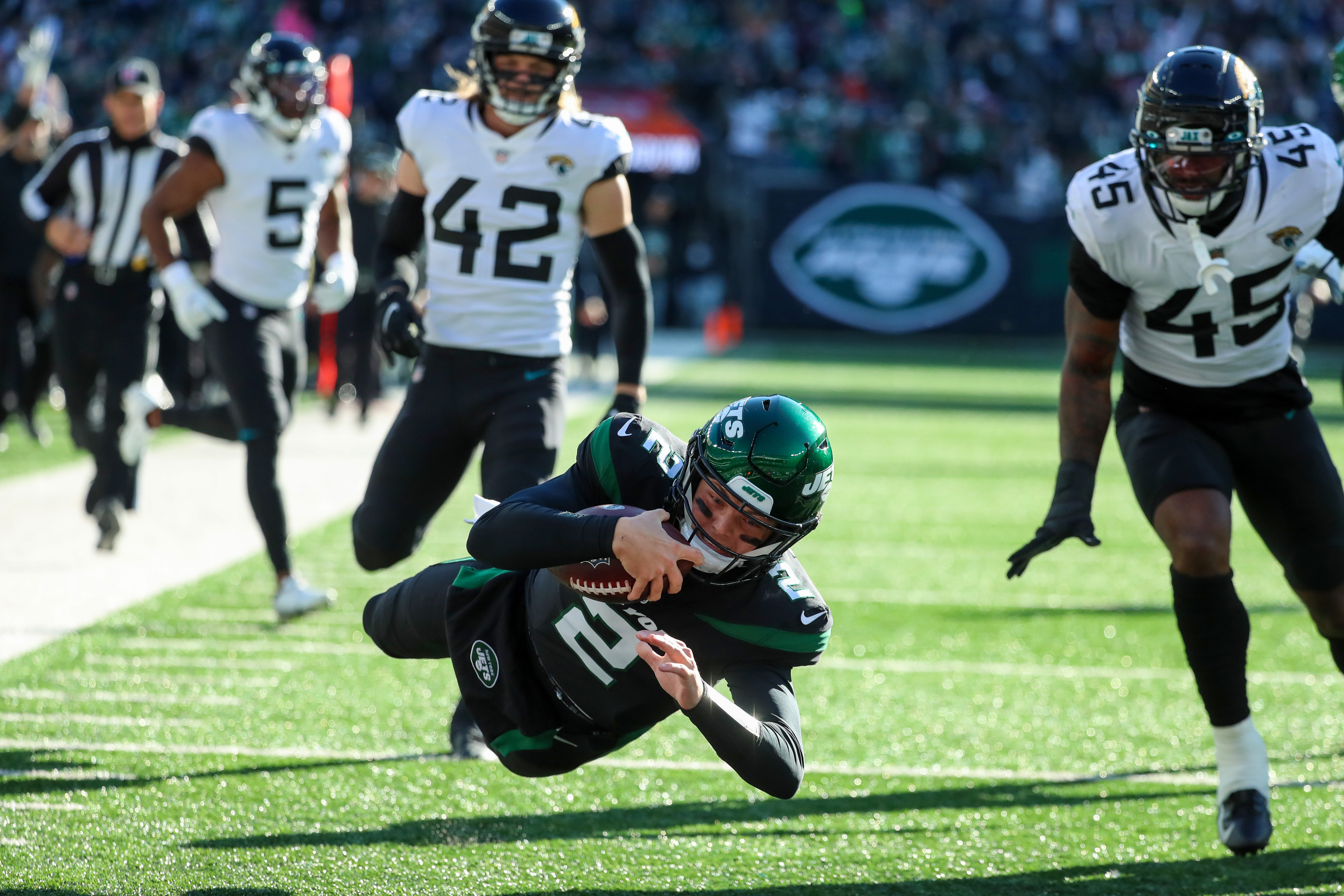 The New York #Jets hang on to defeat the Jacksonville Jaguars, 26-21.