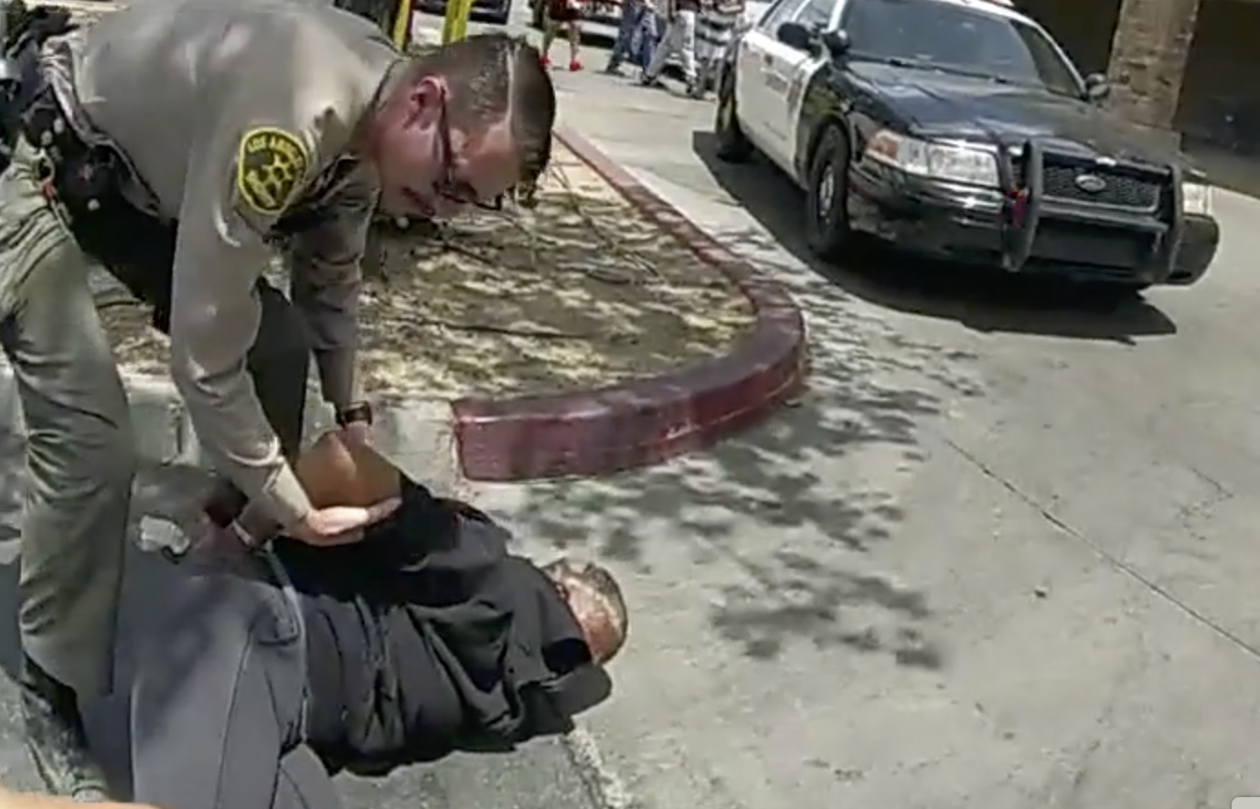 La County Sheriff Opens Inquiry After Deputy Tackled Woman Who Filmed Arrest 8008