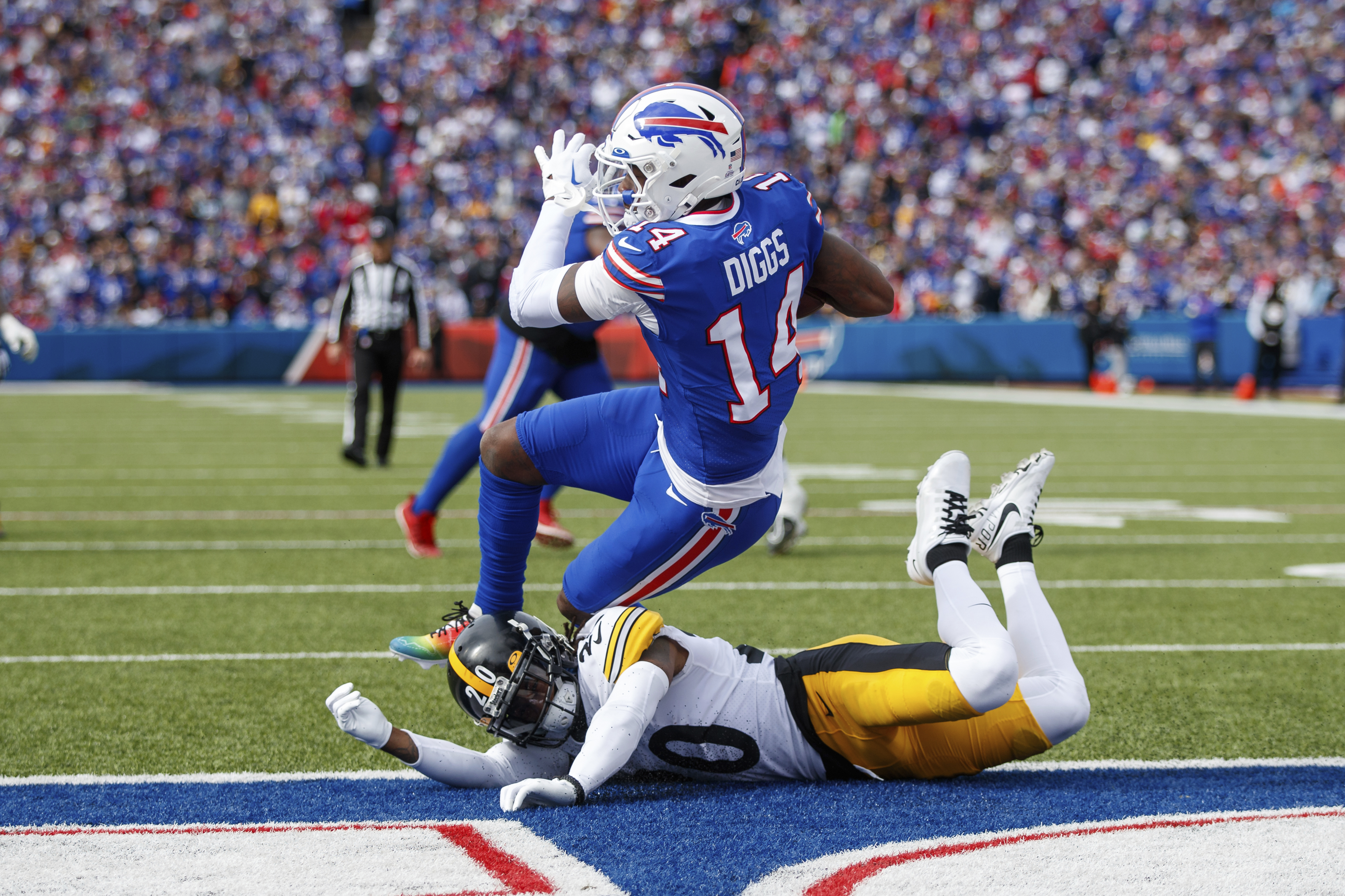 Stefon Diggs makes a TD catch over Steelers Cameron Sutton - 2022 Buffalo  Bills - Bills Fans