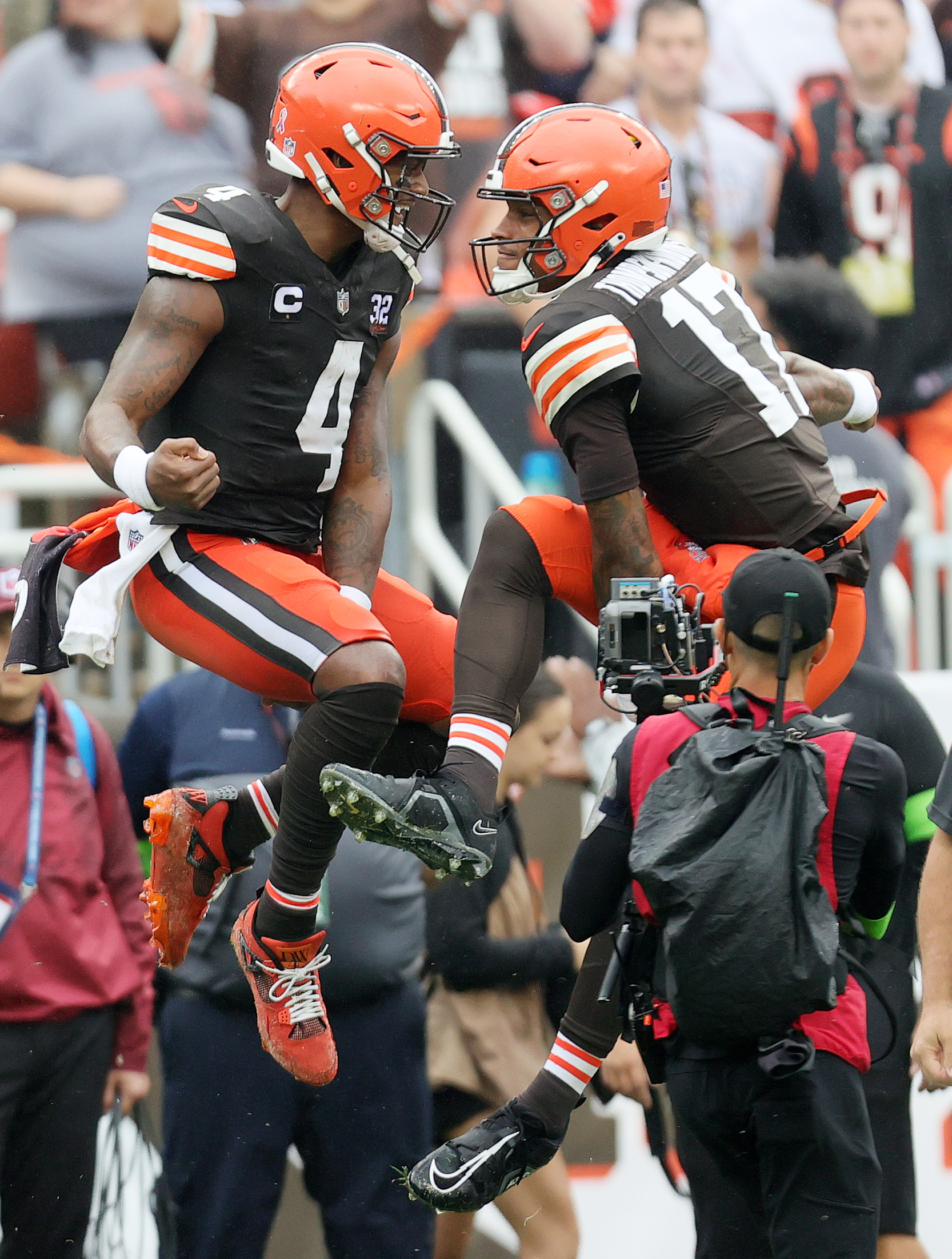 Bengals' Tee Higgins asks for signed Elly De La Cruz jersey