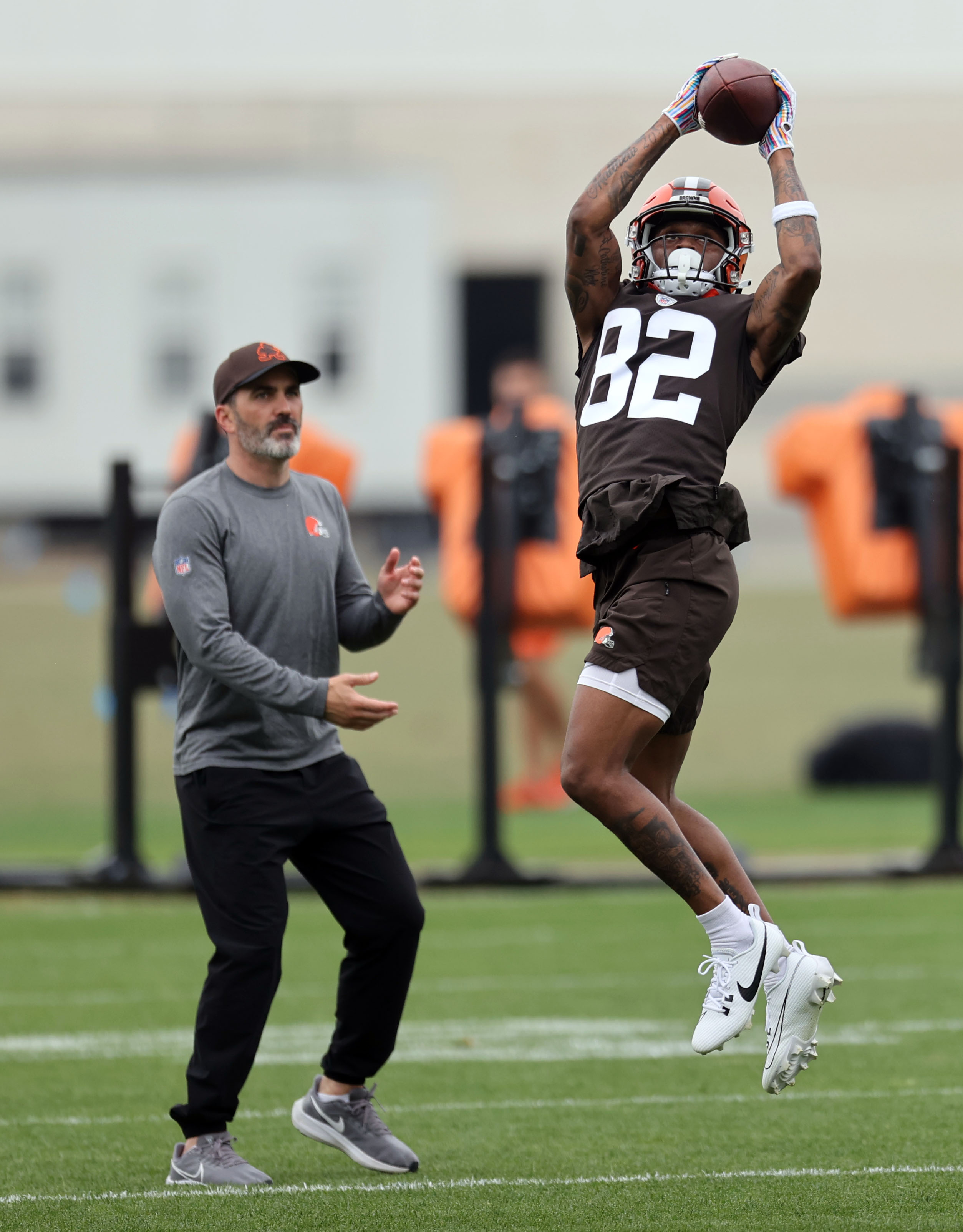 Cleveland Browns rookie Dorian Thompson-Robinson (17) looks to pass the  ball during the NFL football team's rookie minicamp in Berea, Ohio, Friday,  May 12, 2023. (AP Photo/Phil Long Stock Photo - Alamy