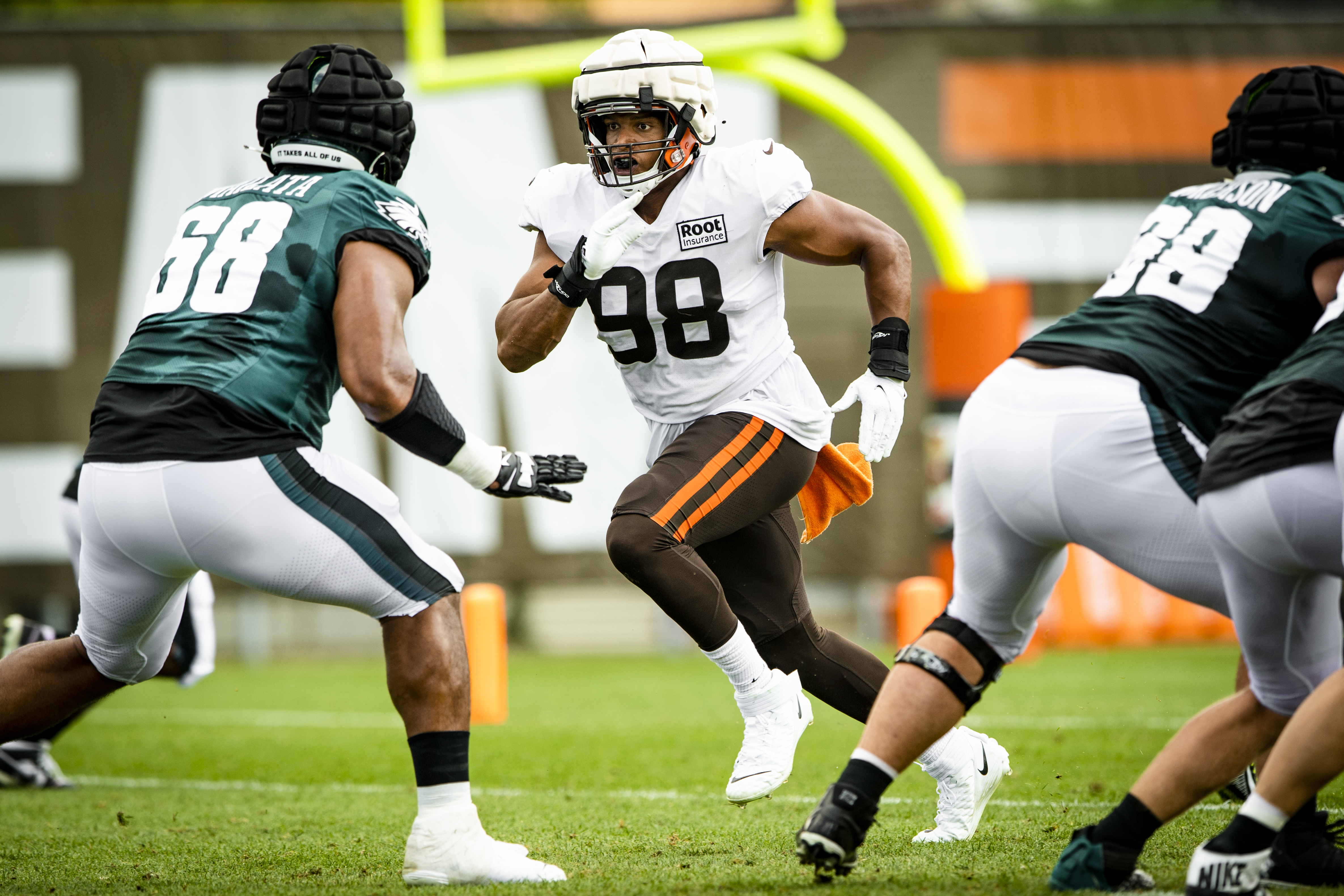 Cleveland Browns defensive end Isaac Rochell (98) runs off of the