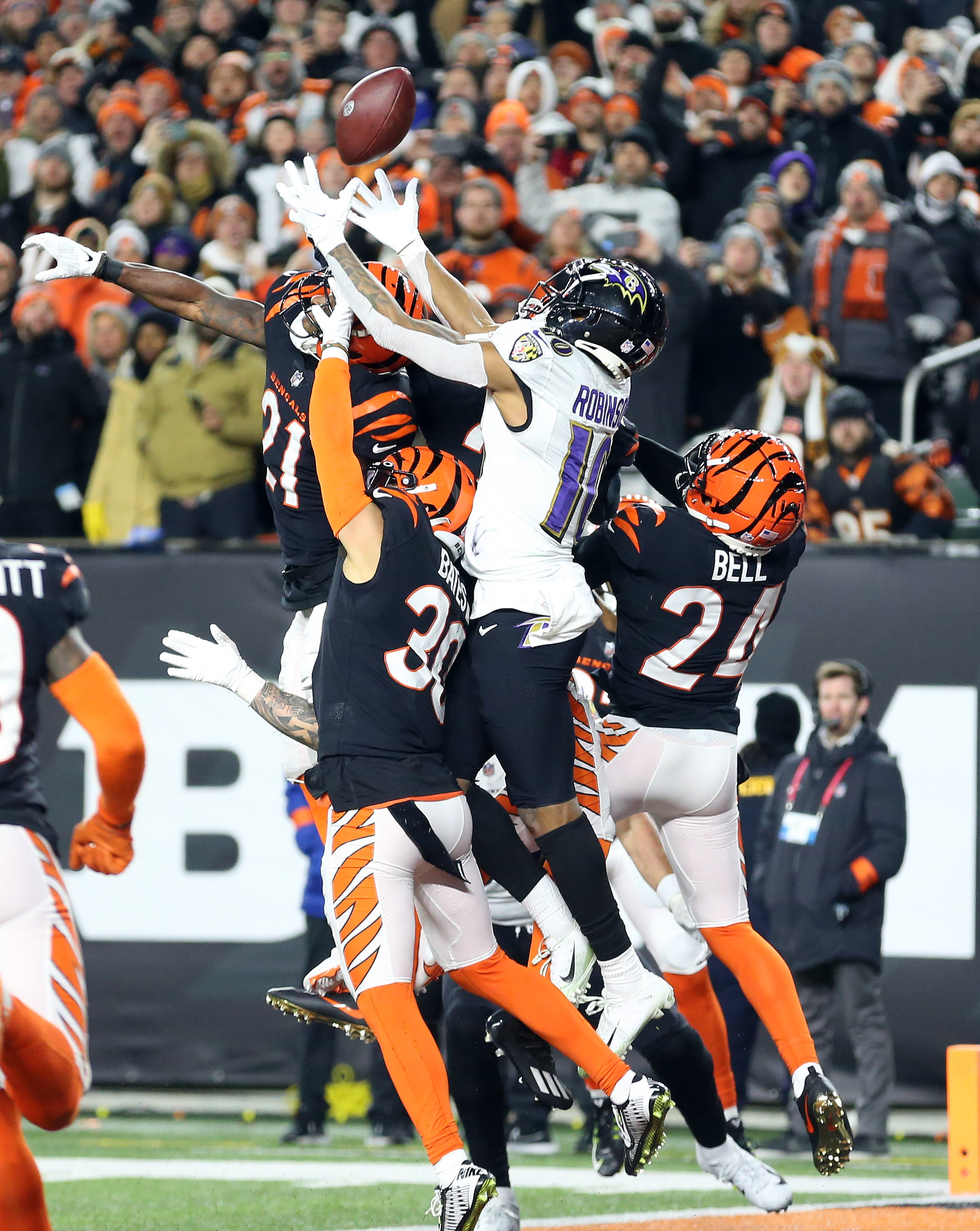 WATCH: Sam Hubbard's 98-yard TD turns the tide in Bengals win