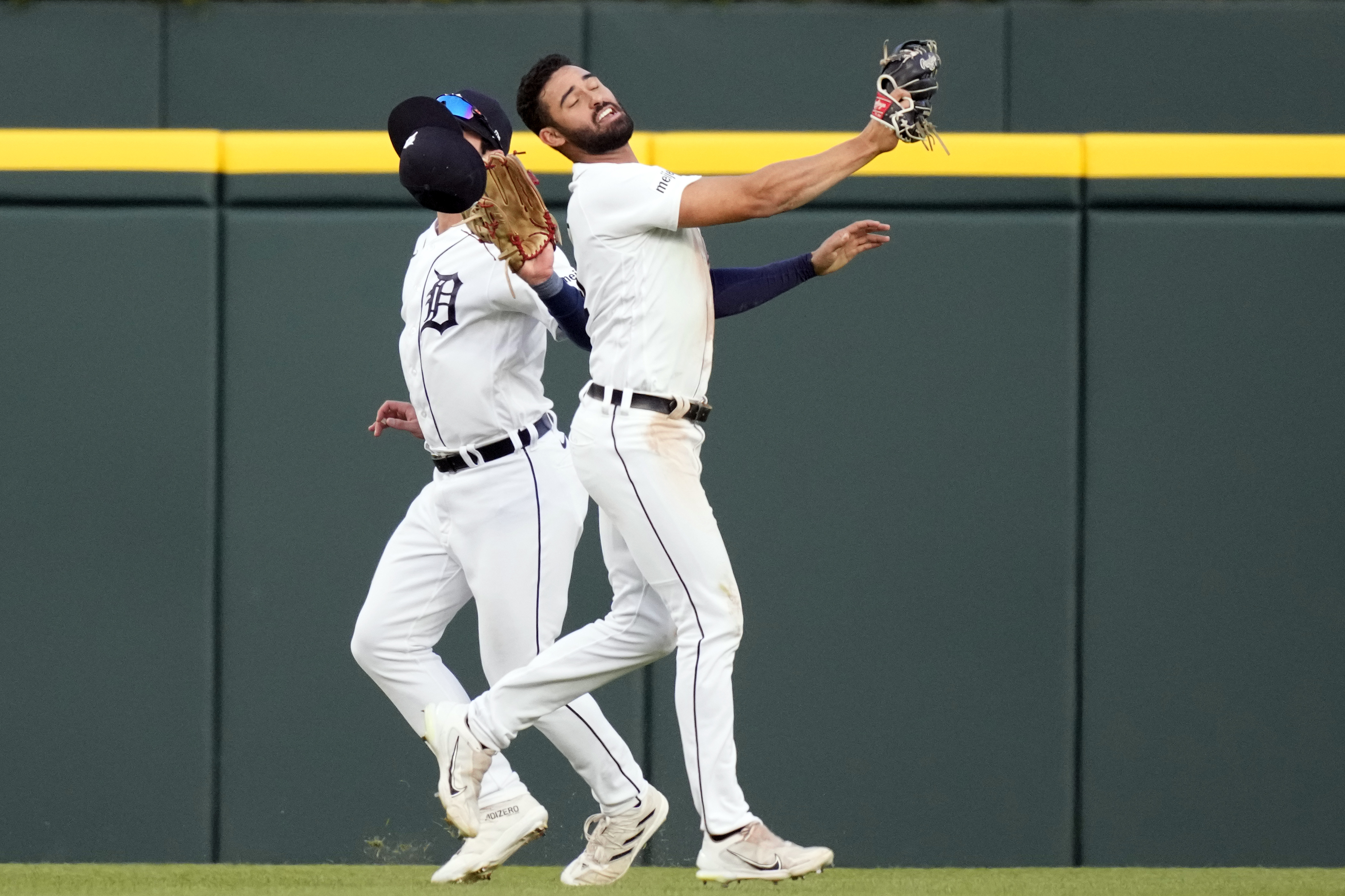 Chicago White Sox's 17 hits back Lance Lynn in 12-3 win