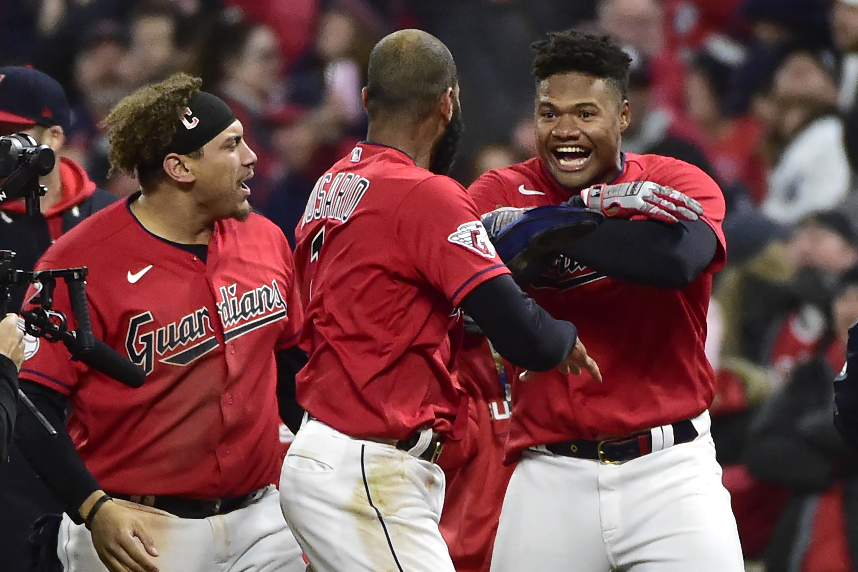 Fans react to Phillies advancing to NLCS for first time since 2010