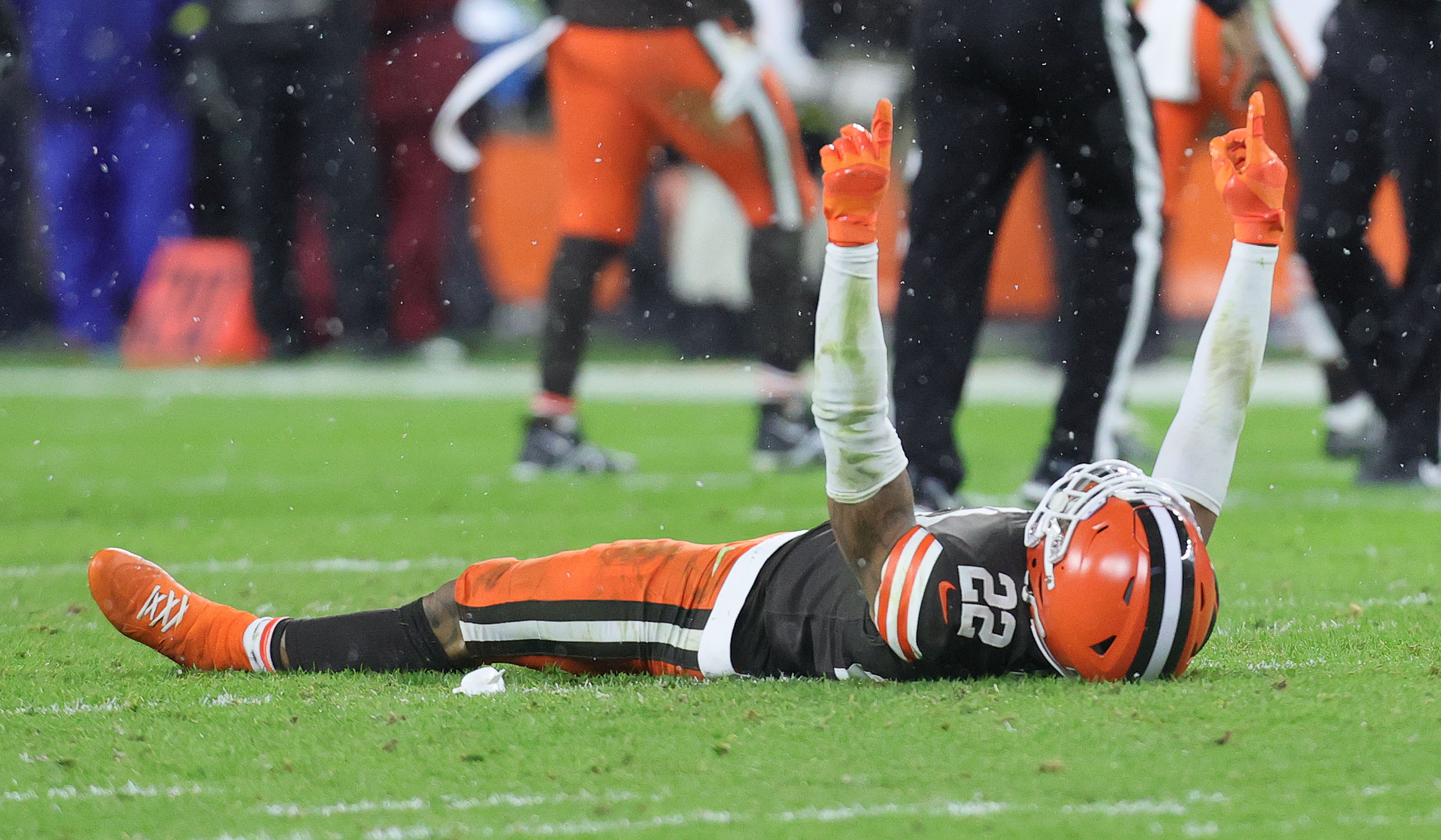 Cleveland Browns on X: division rivalry under the lights ✨ #PITvsCLE