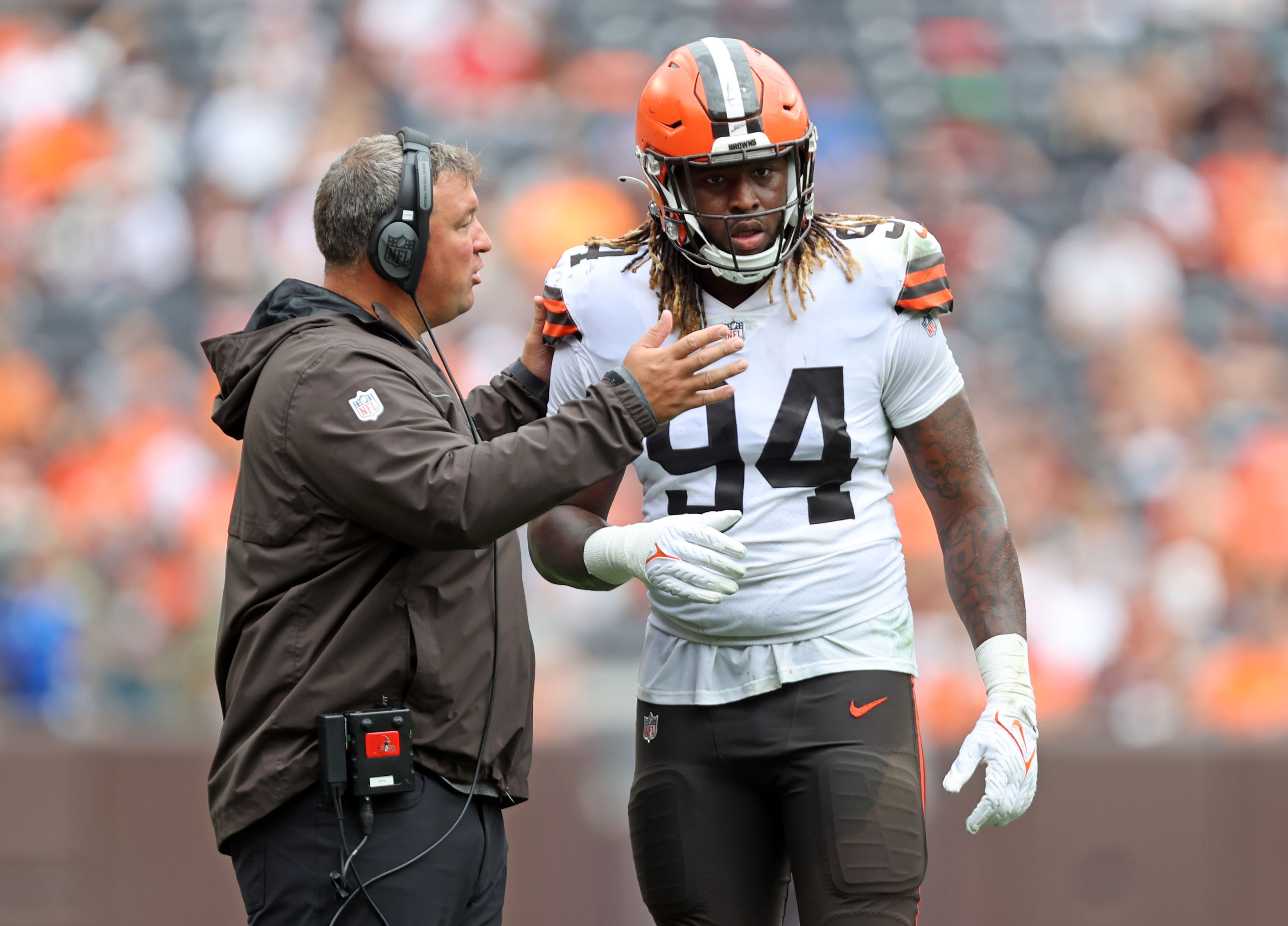 CLEVELAND, OH - OCTOBER 16: Cleveland Browns defensive end Alex