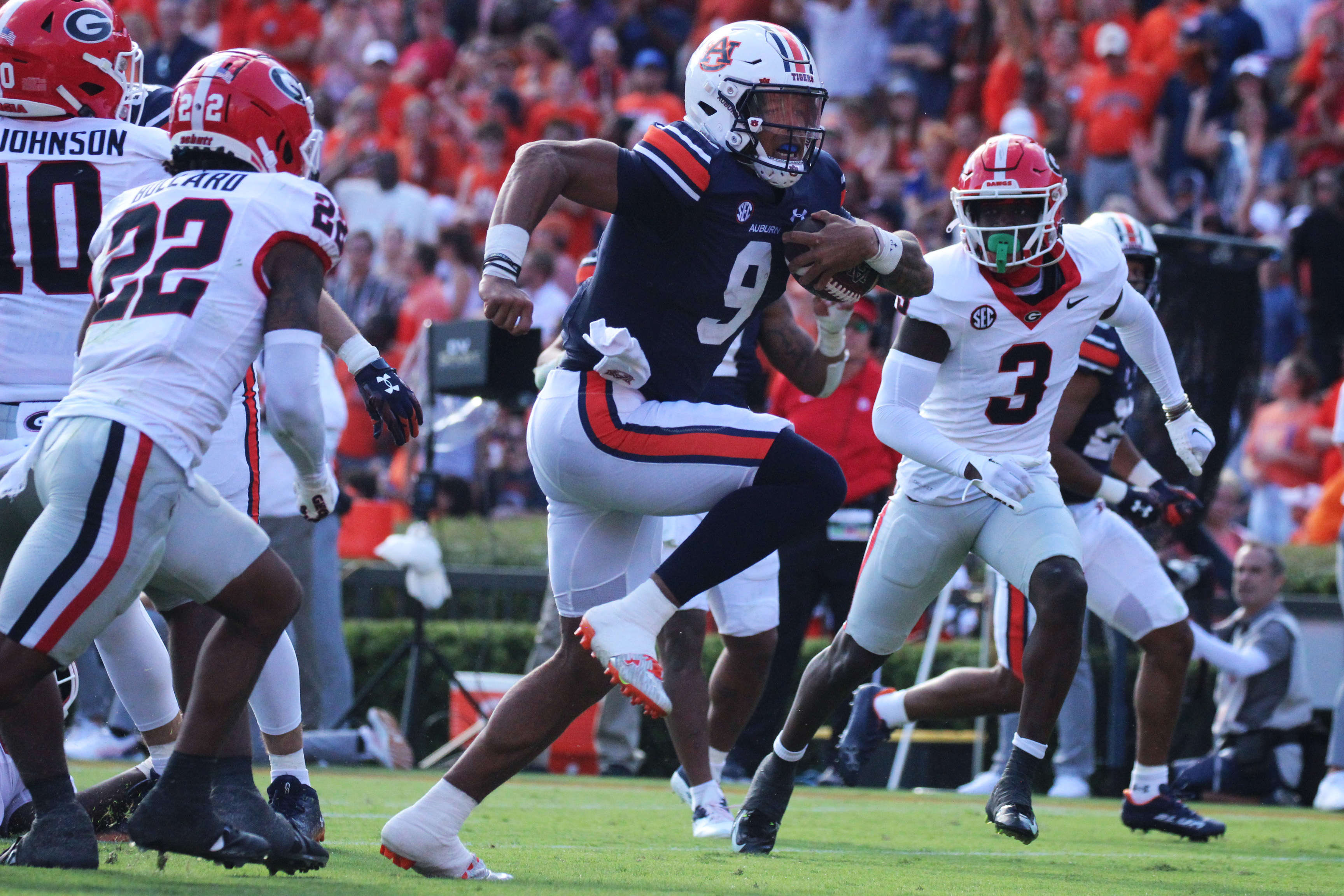 Halftime Report: Bulldogs Tied With Tigers 10-10, Arena