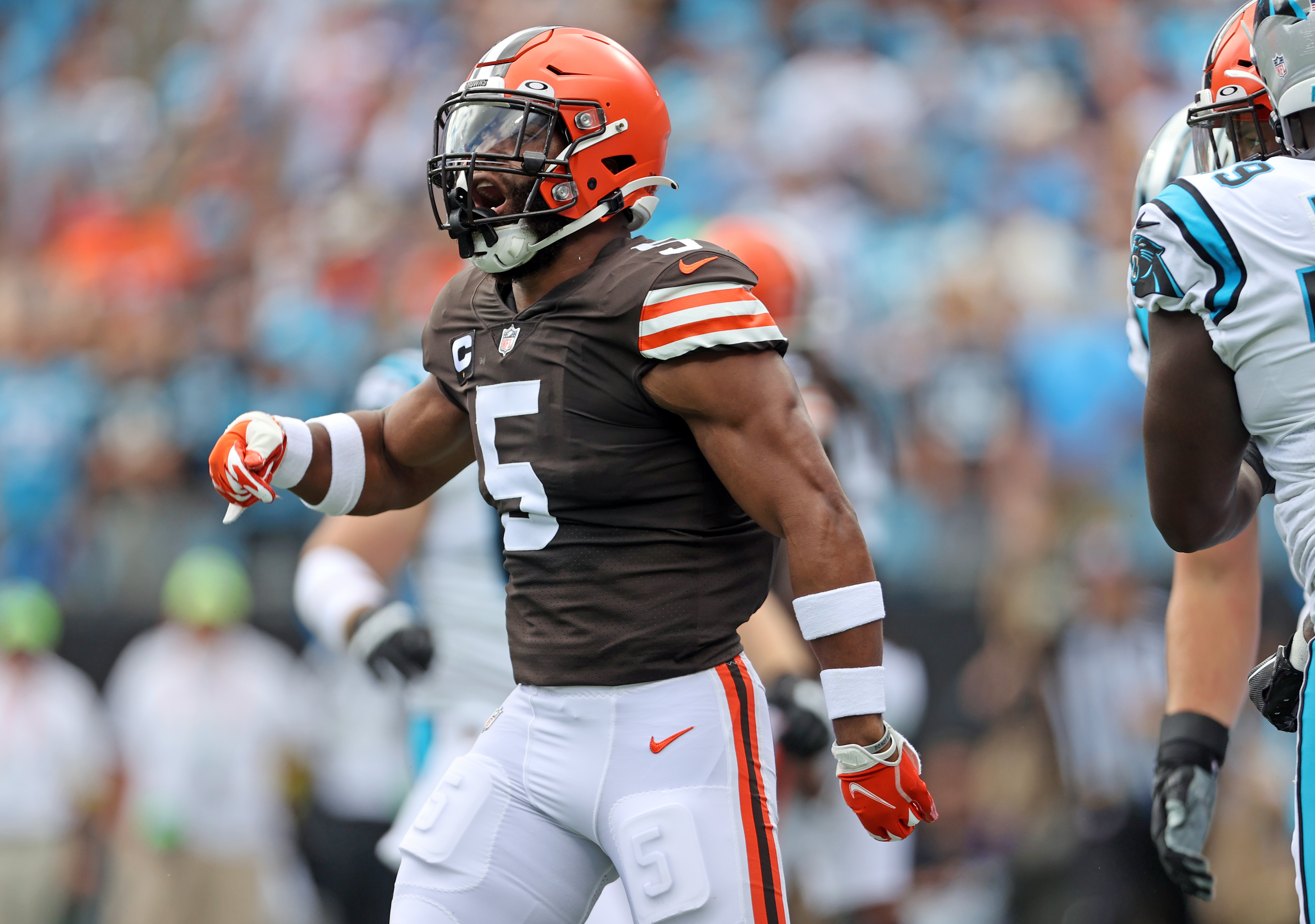 Cleveland Browns linebacker Anthony Walker Jr. (4) stands on the sideline  during an NFL football game against the Pittsburgh Steelers, Sunday, Oct.  31, 2021, in Cleveland. (AP Photo/Kirk Irwin Stock Photo - Alamy