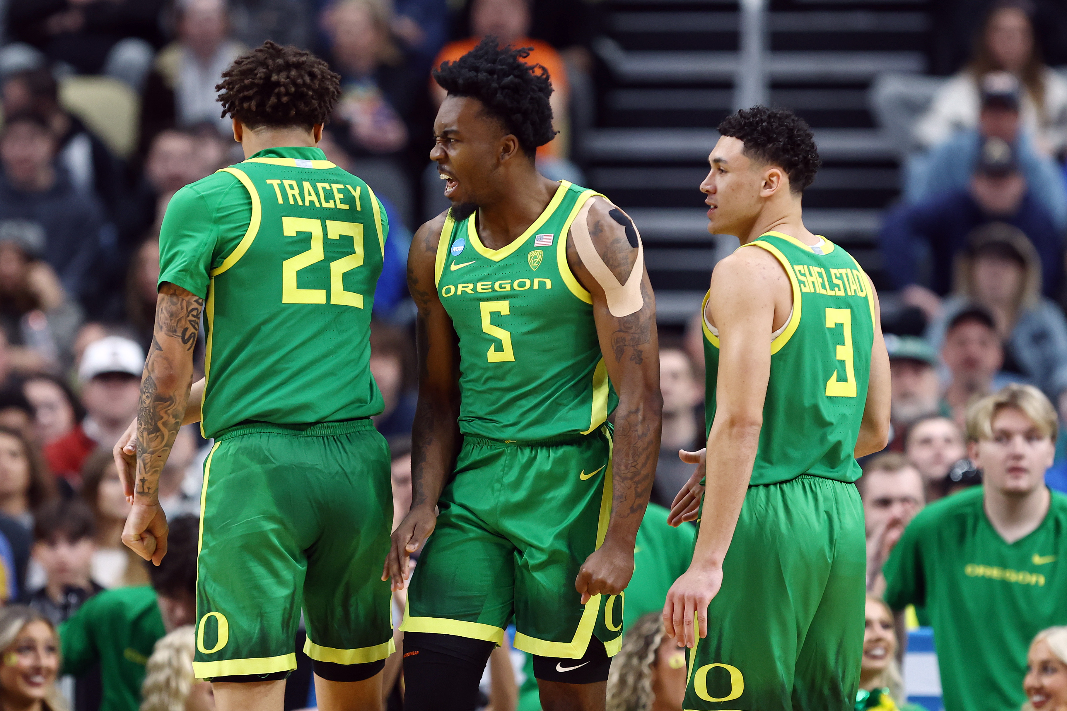 Jermaine Couisnard's career-high 40 points lead Oregon past his