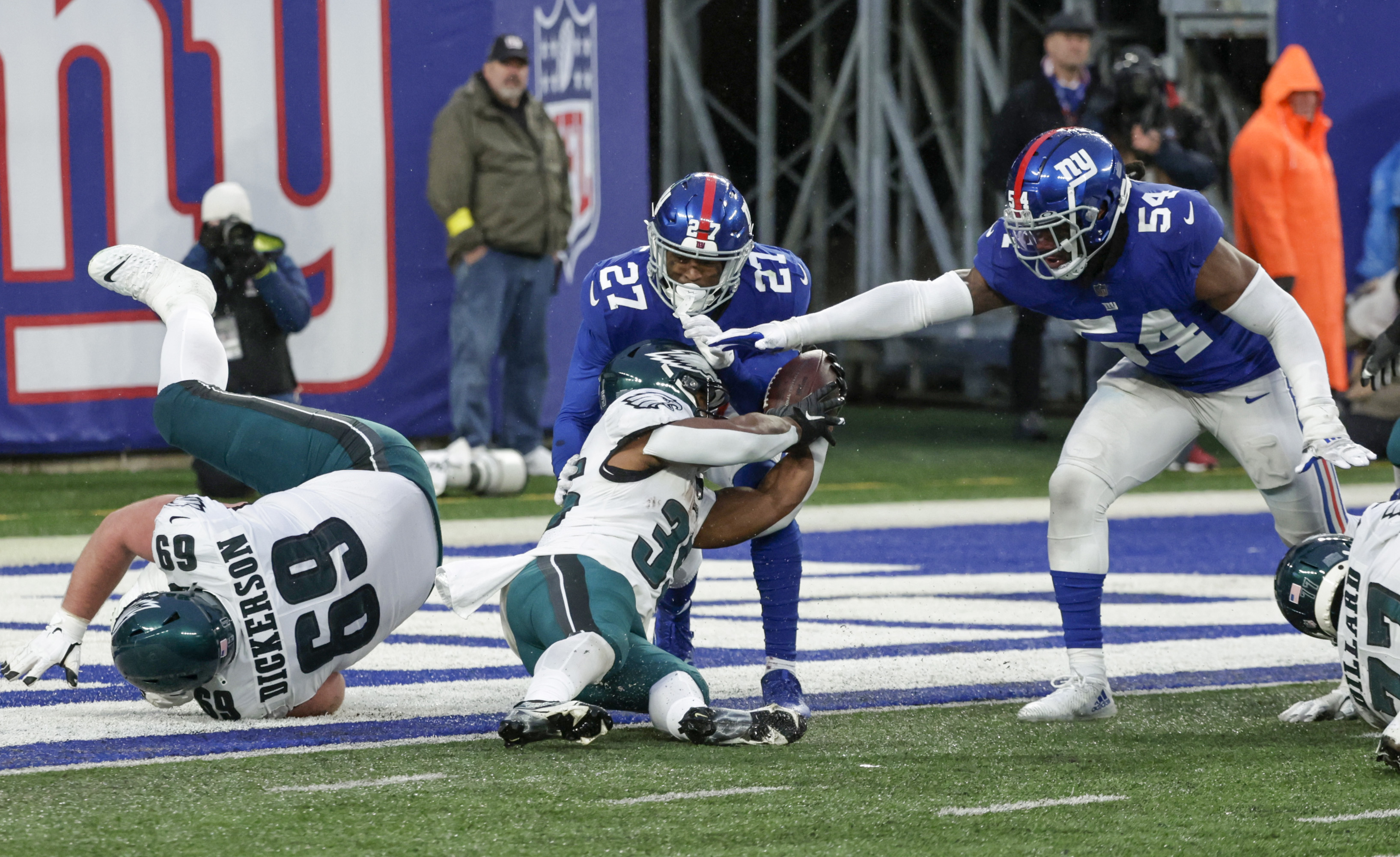 New York Giants linebacker Jaylon Smith (54) reacts against the