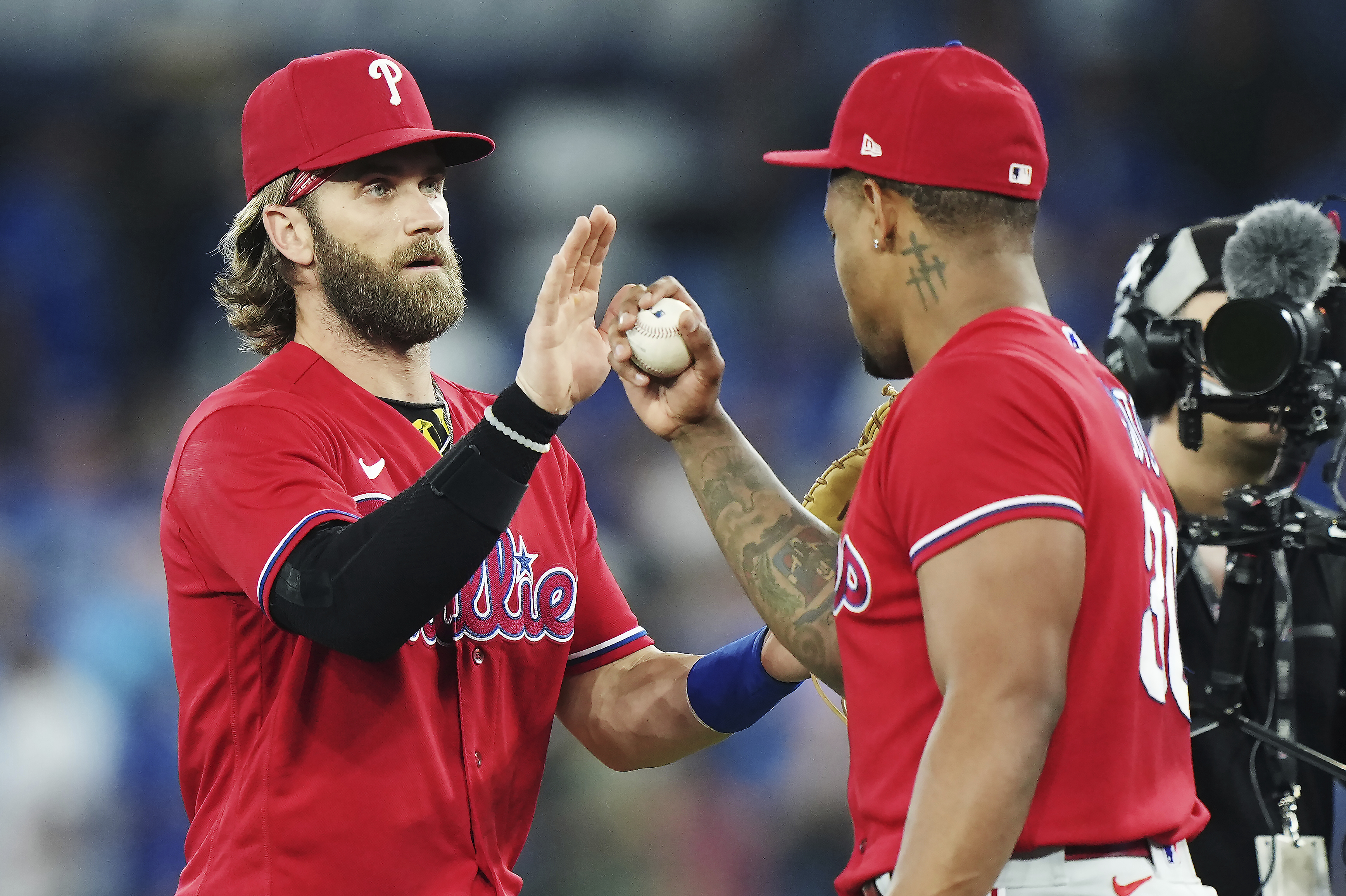 Harper hits 2 solo home runs, Nola pitches 5 innings in Phillies