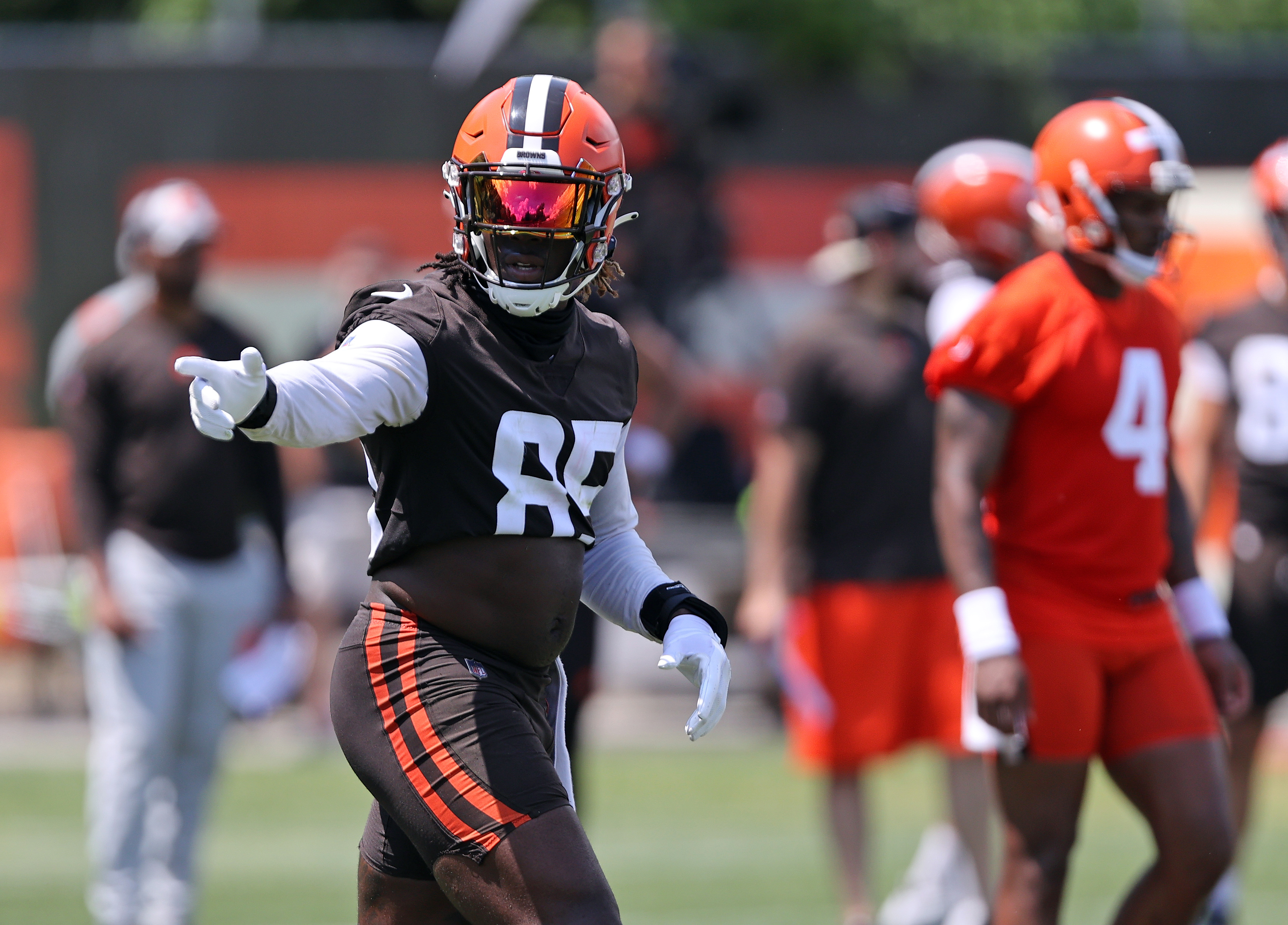 Cleveland Browns tight end David Njoku burned on face, arm in home