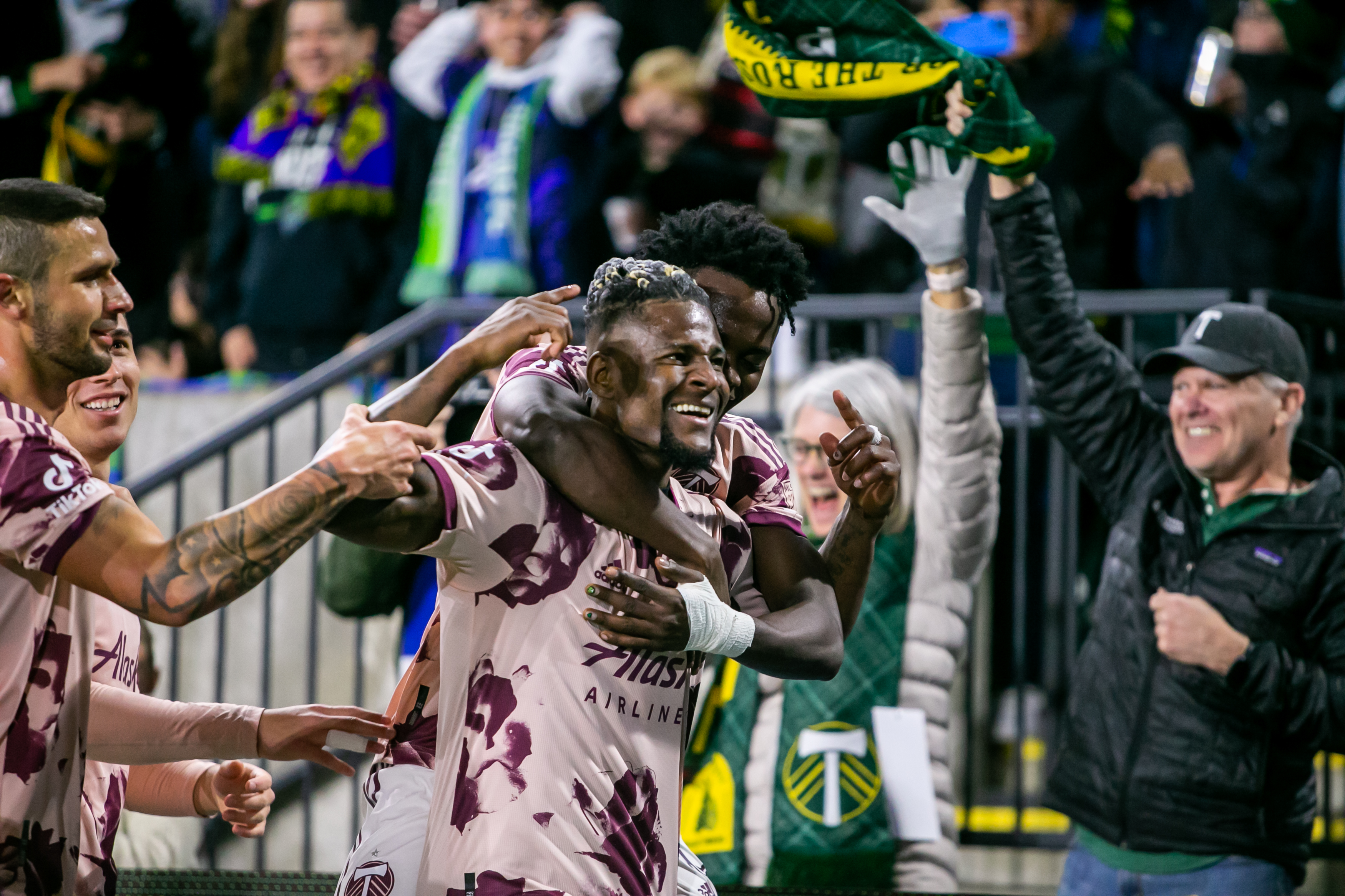 Chara scores on bicycle kick, Timbers tie Revs 2-2 in opener - The