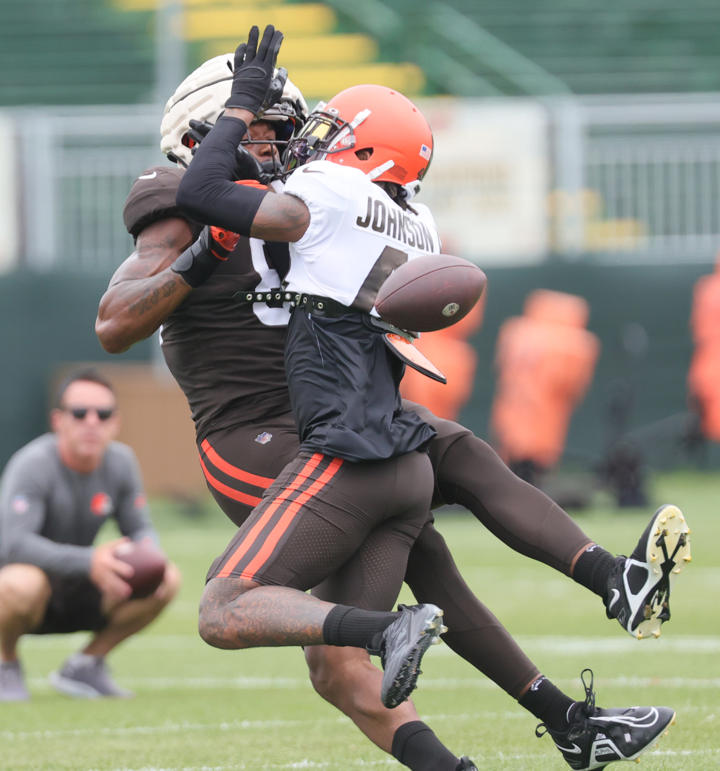 Cleveland Browns tight end Zaire Mitchell-Paden (81) runs on the