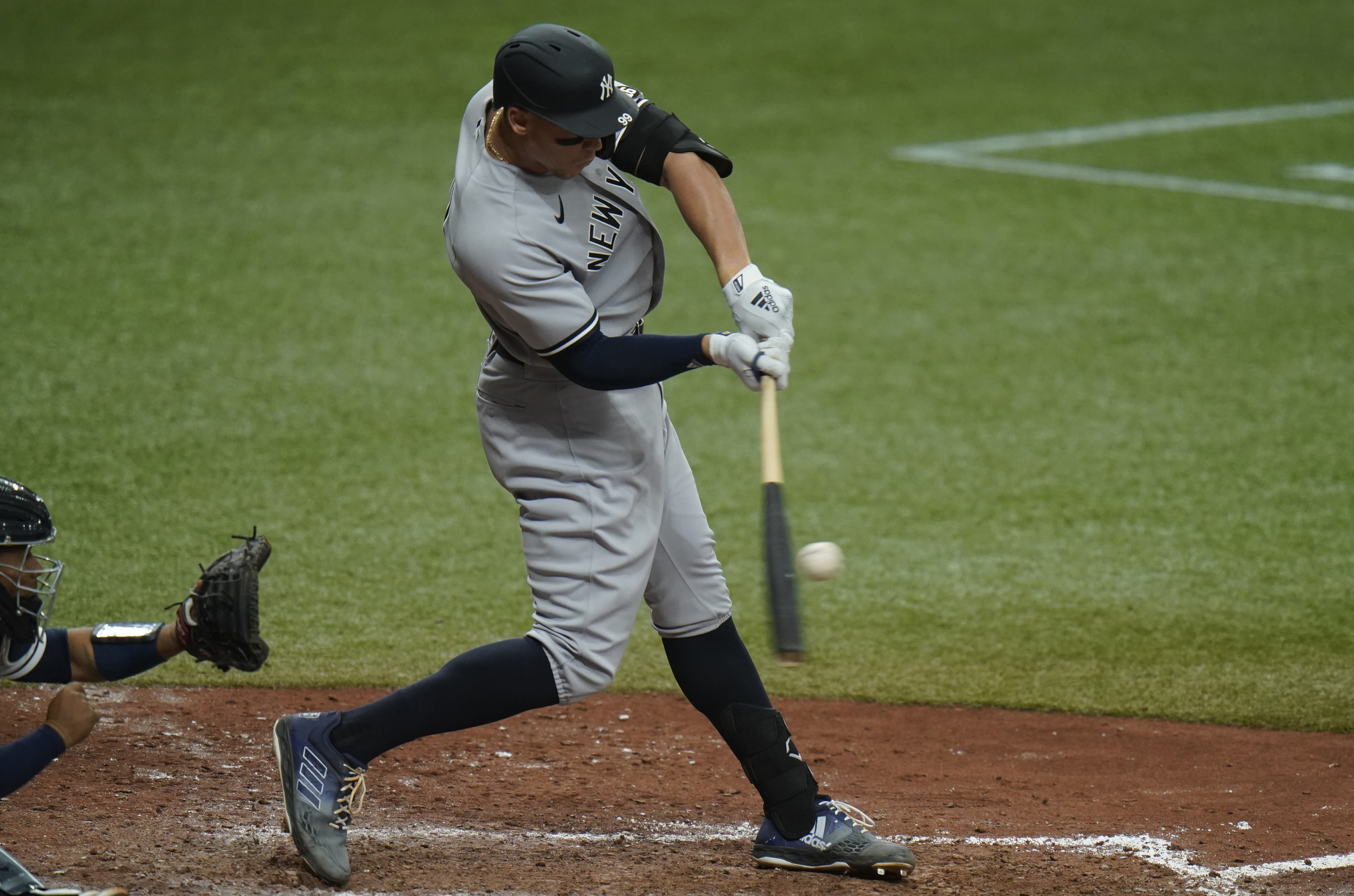 Visiting Braves feel right at home at Tropicana Field, dominate Rays