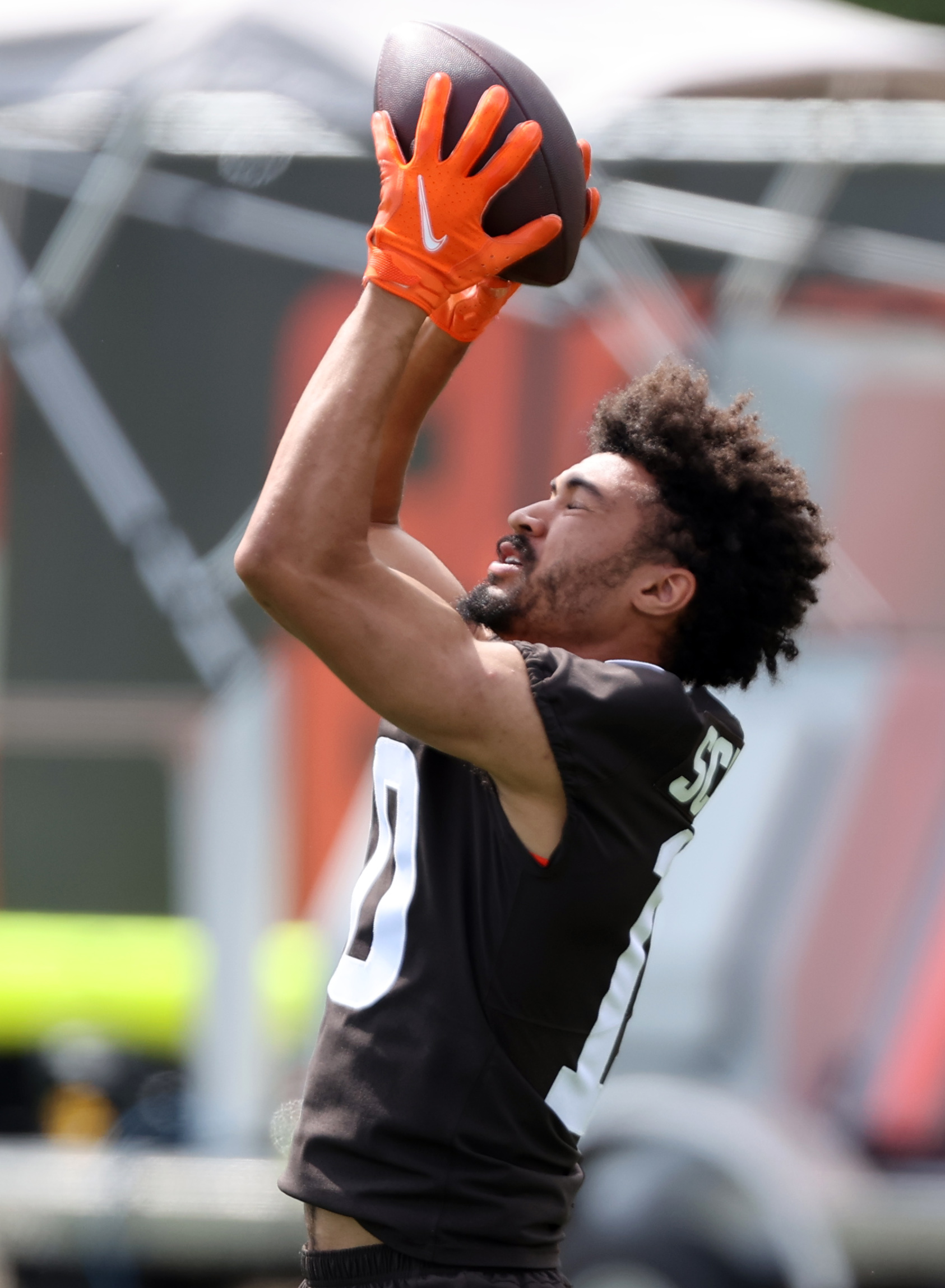 Cleveland Browns wide receiver Anthony Schwartz runs a drill