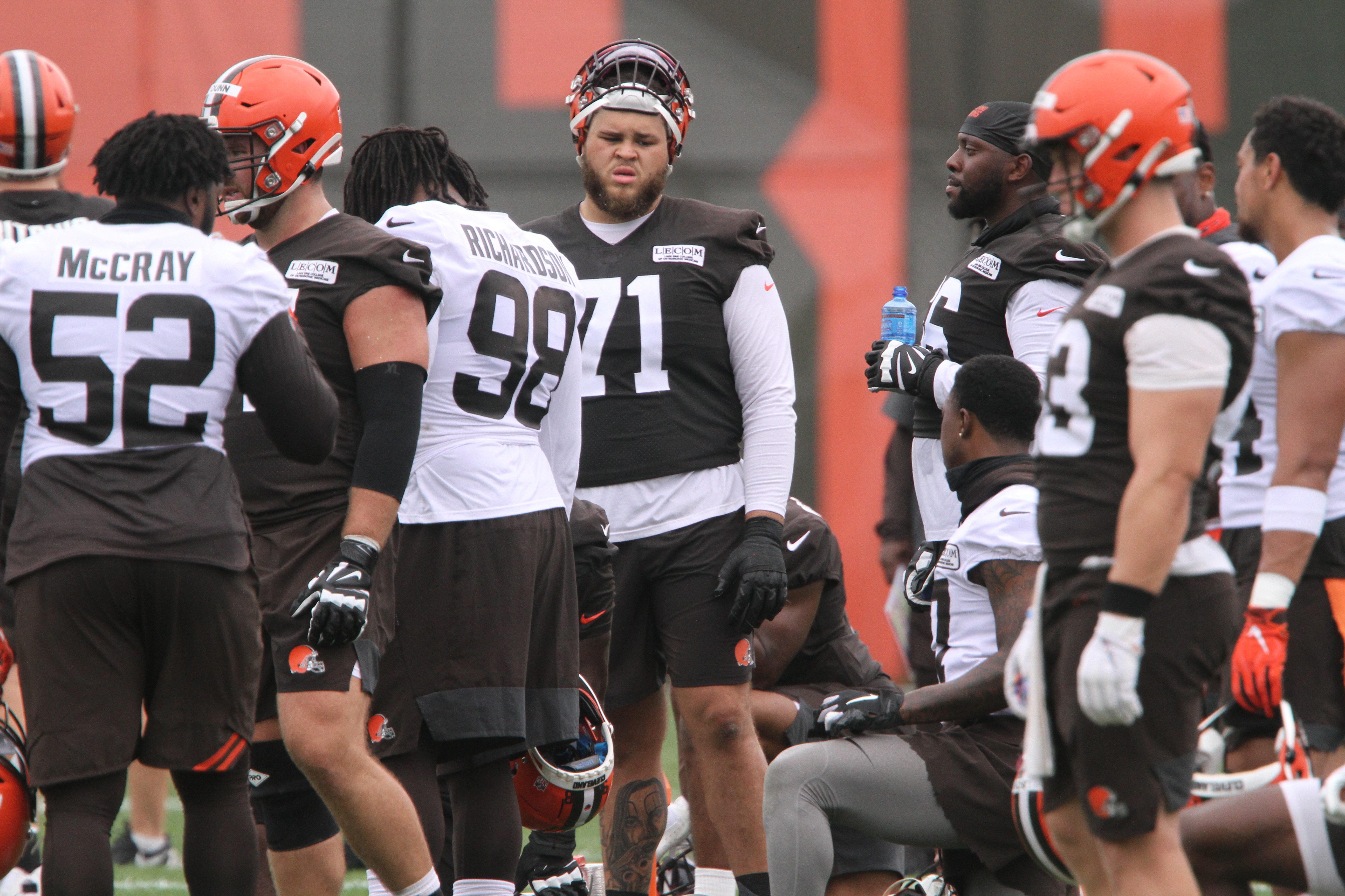 LOOK: Kareem Hunt reps Nick Chubb jersey as he enters stadium for Browns  vs. Titans