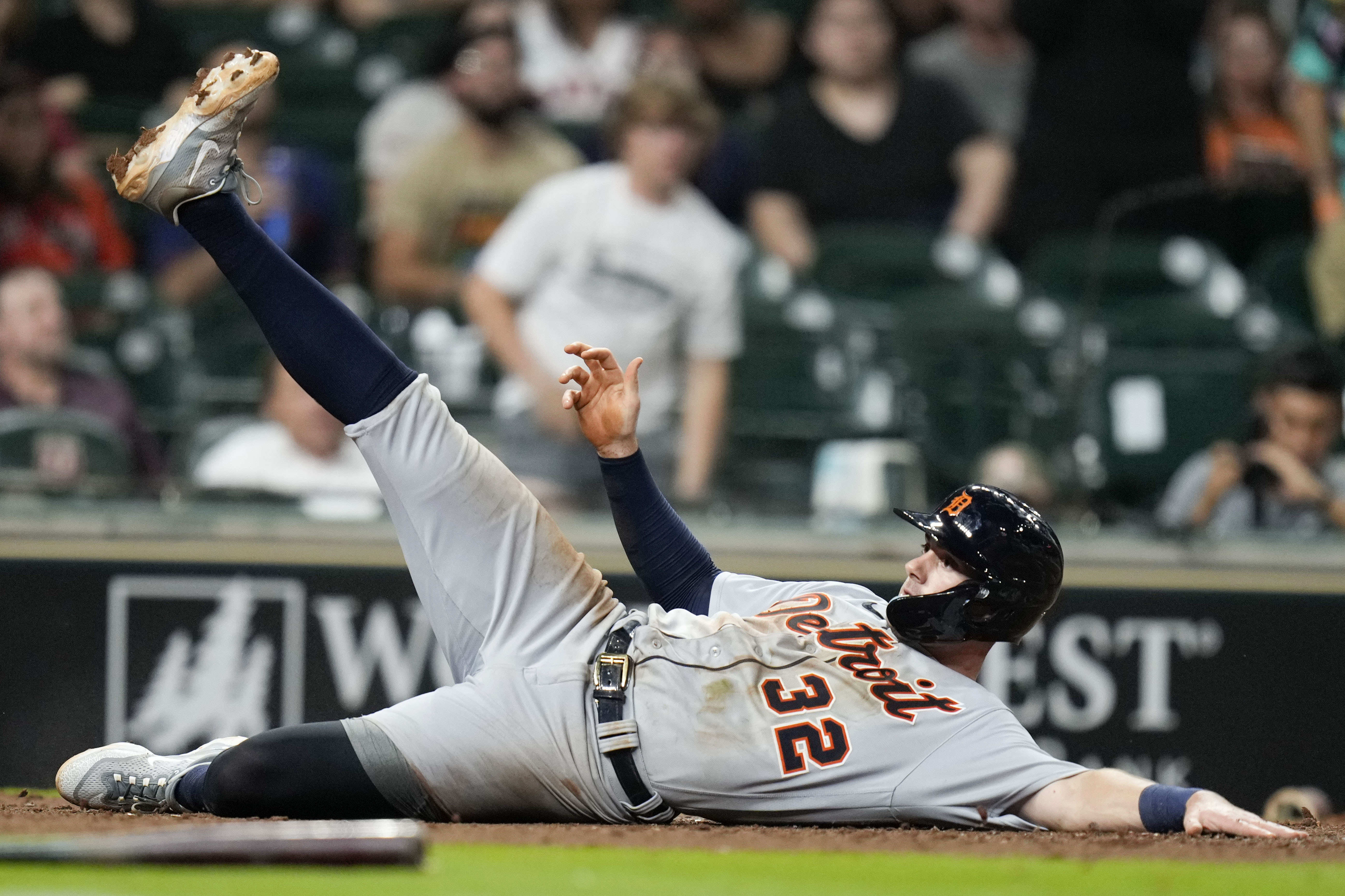 Javier Baez hits his first homer with the Tigers 