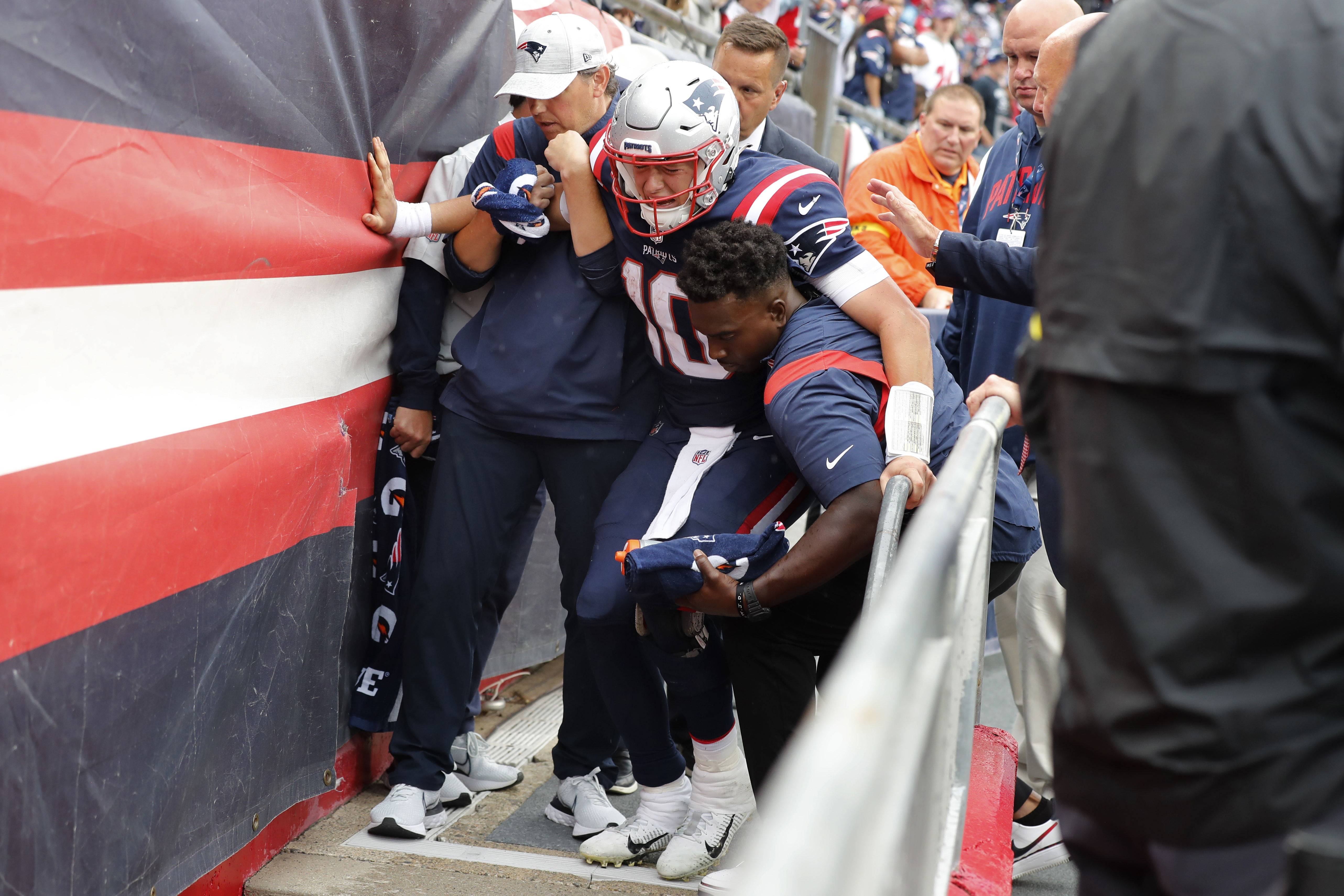 Mac Jones hobbles off the field during Patriots-Ravens game