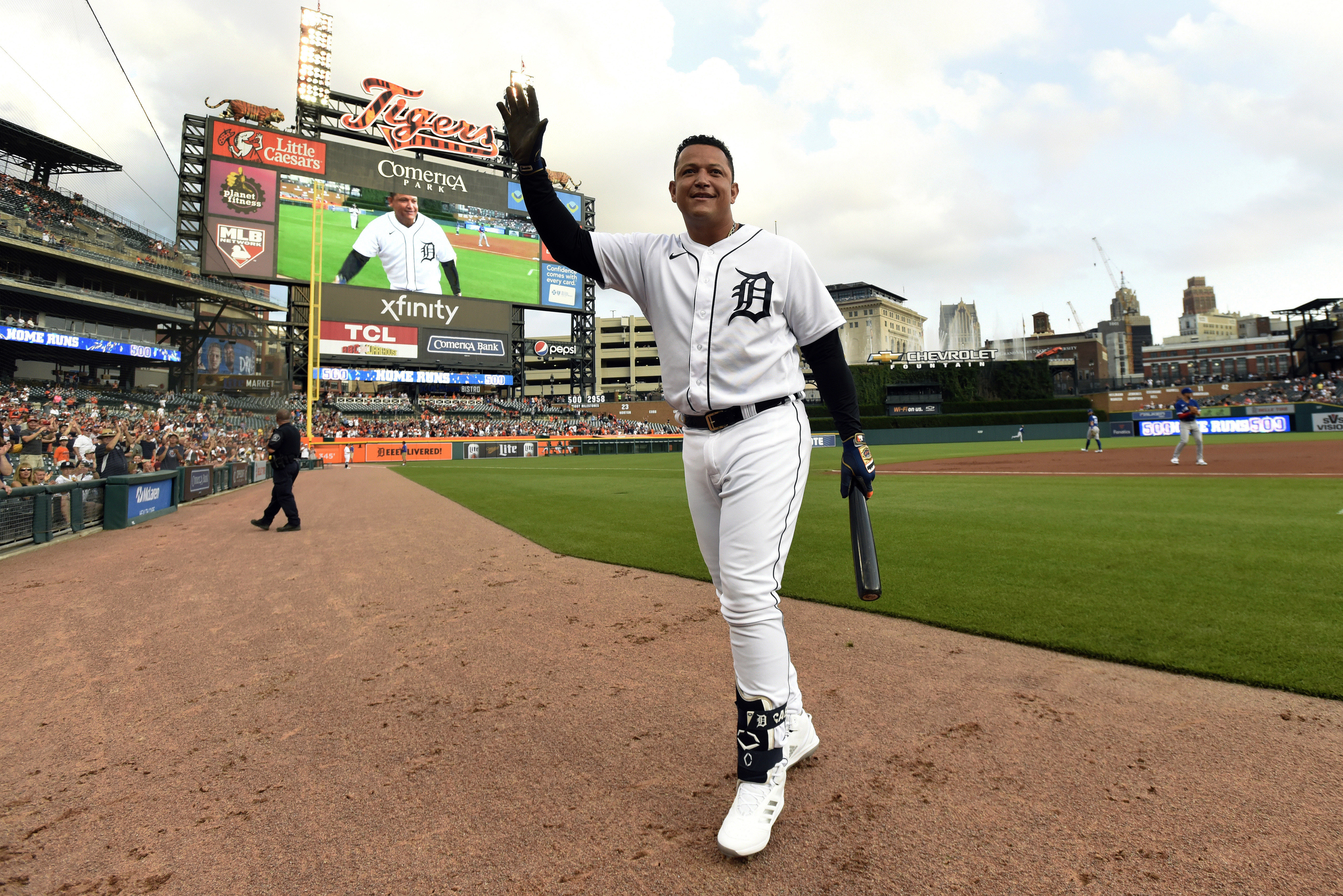 Miguel Cabrera's family flips milestone tracker to 500 as fans