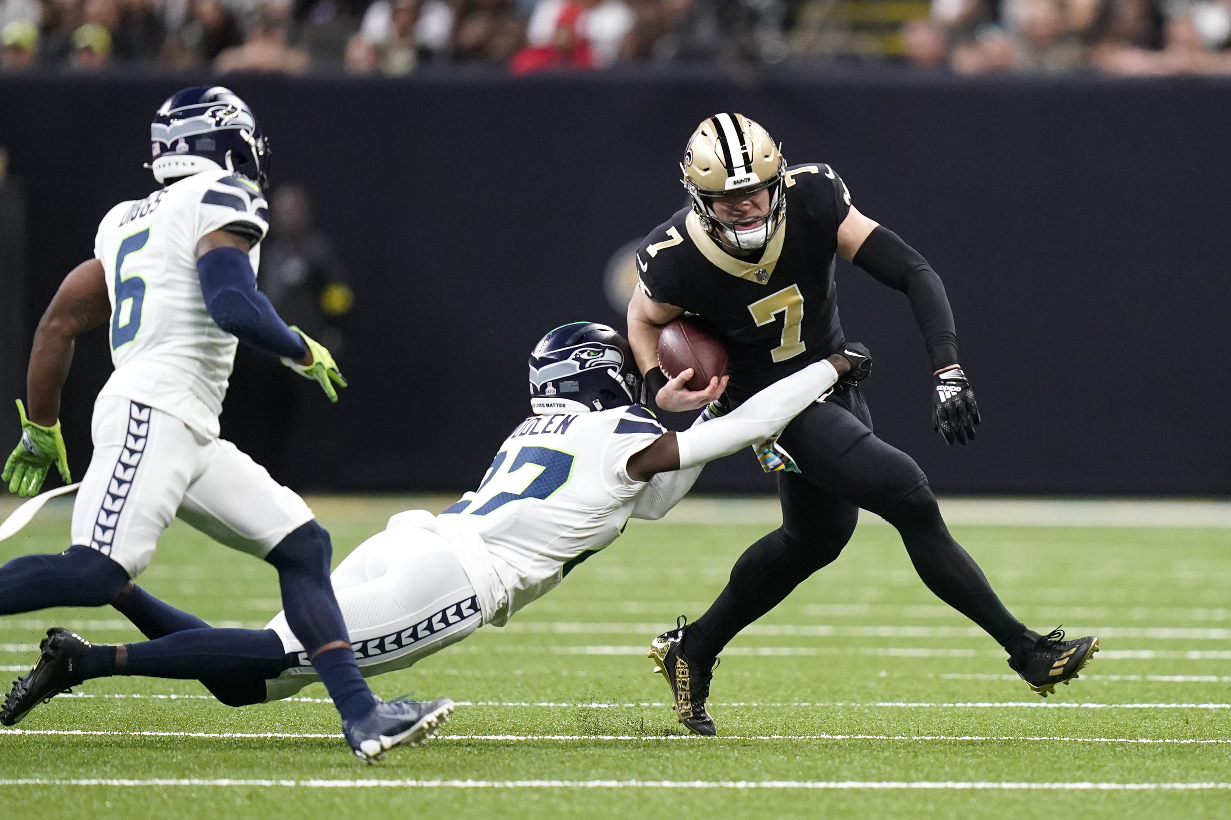 New Orleans Saints punter catches football with midsection, kicks it 16  yards