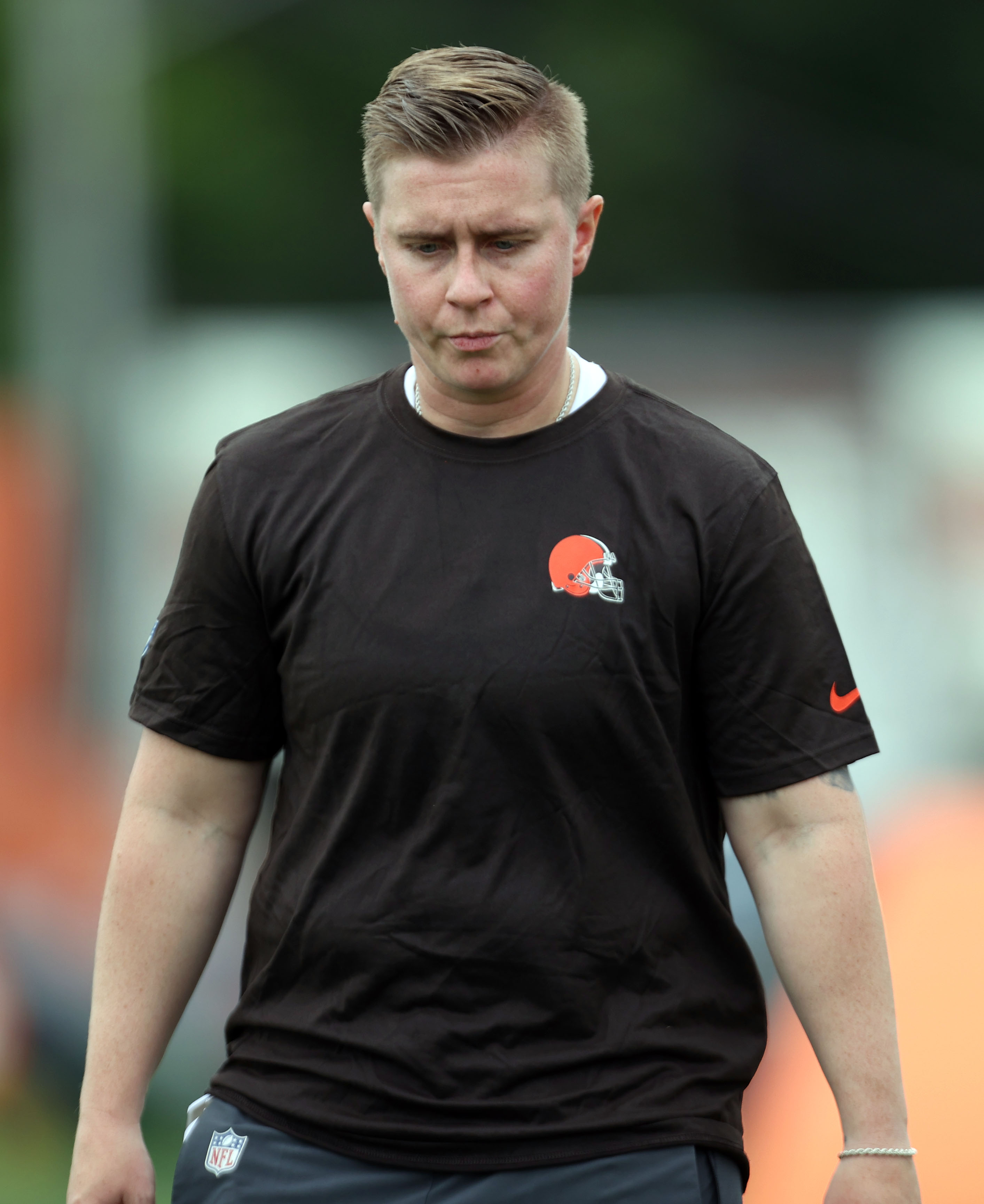 Cleveland Browns Fullback Johnny Stanton Poses With Critical Role T-Shirt