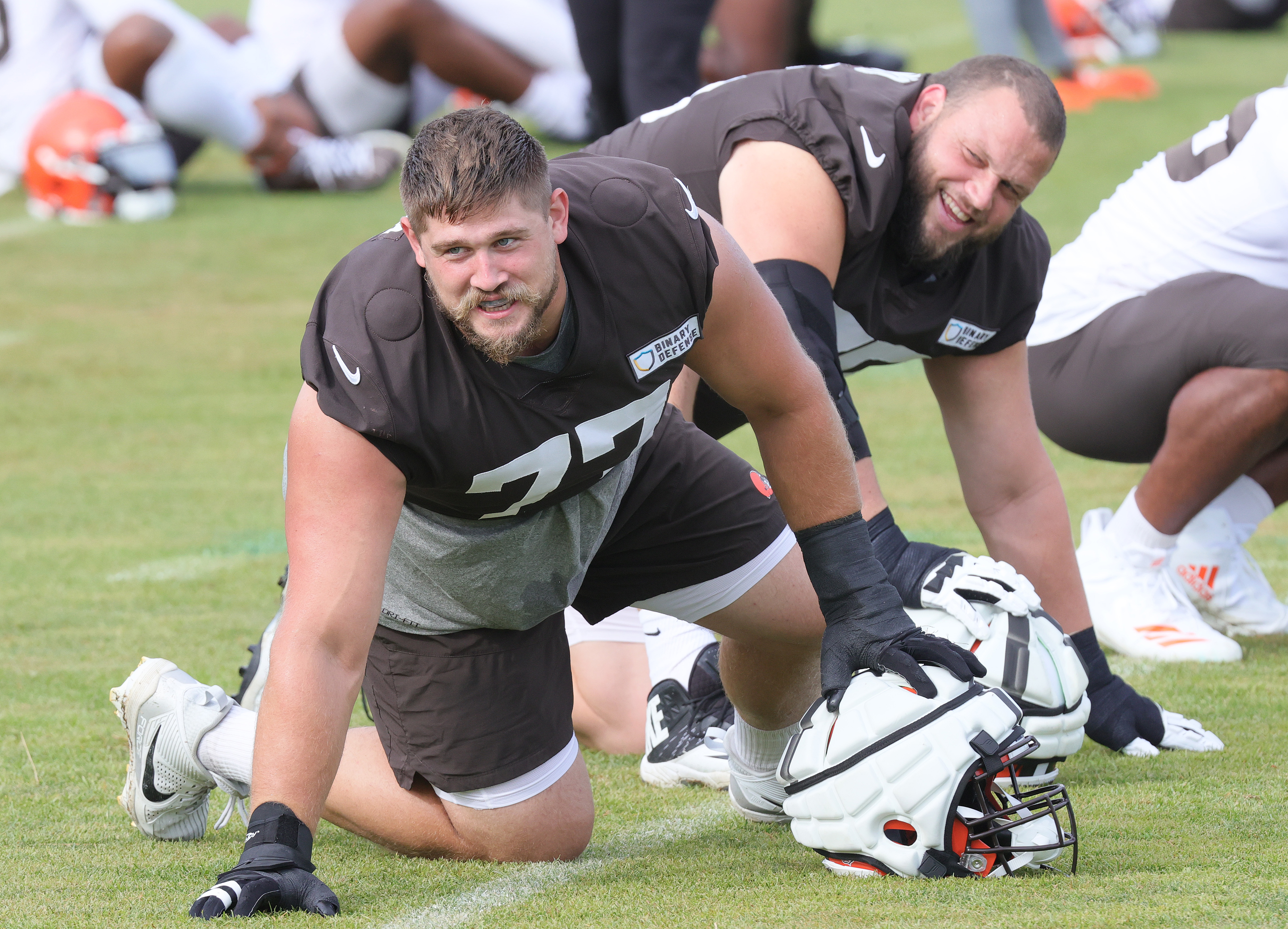 Browns vs. Bengals: Wyatt Teller does Wyatt Teller things; drives a LB 25  yards downfield