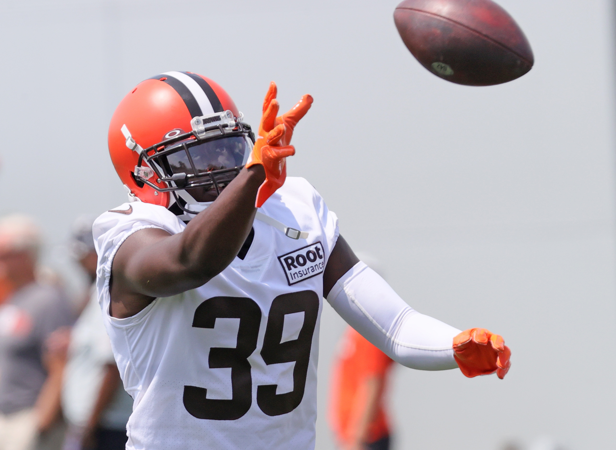 Cleveland Browns safety Richard LeCounte III (39) drops back in coverage  during an NFL preseason football game against the Chicago Bears, Saturday  Aug. 27, 2022, in Cleveland. (AP Photo/Kirk Irwin Stock Photo - Alamy