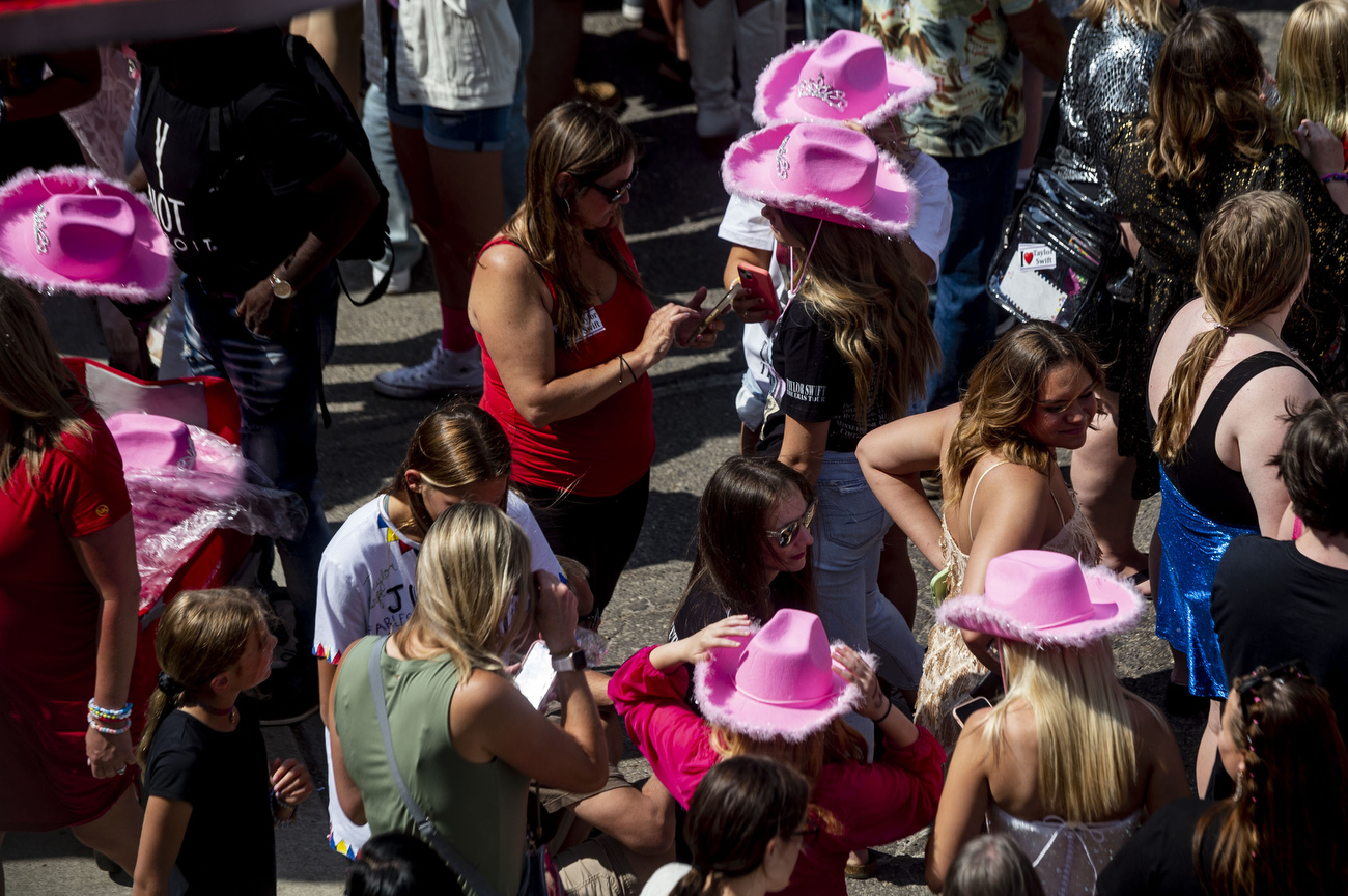 7-year-old goes viral after trading friendship bracelets with MSP trooper  outside Taylor Swift concert