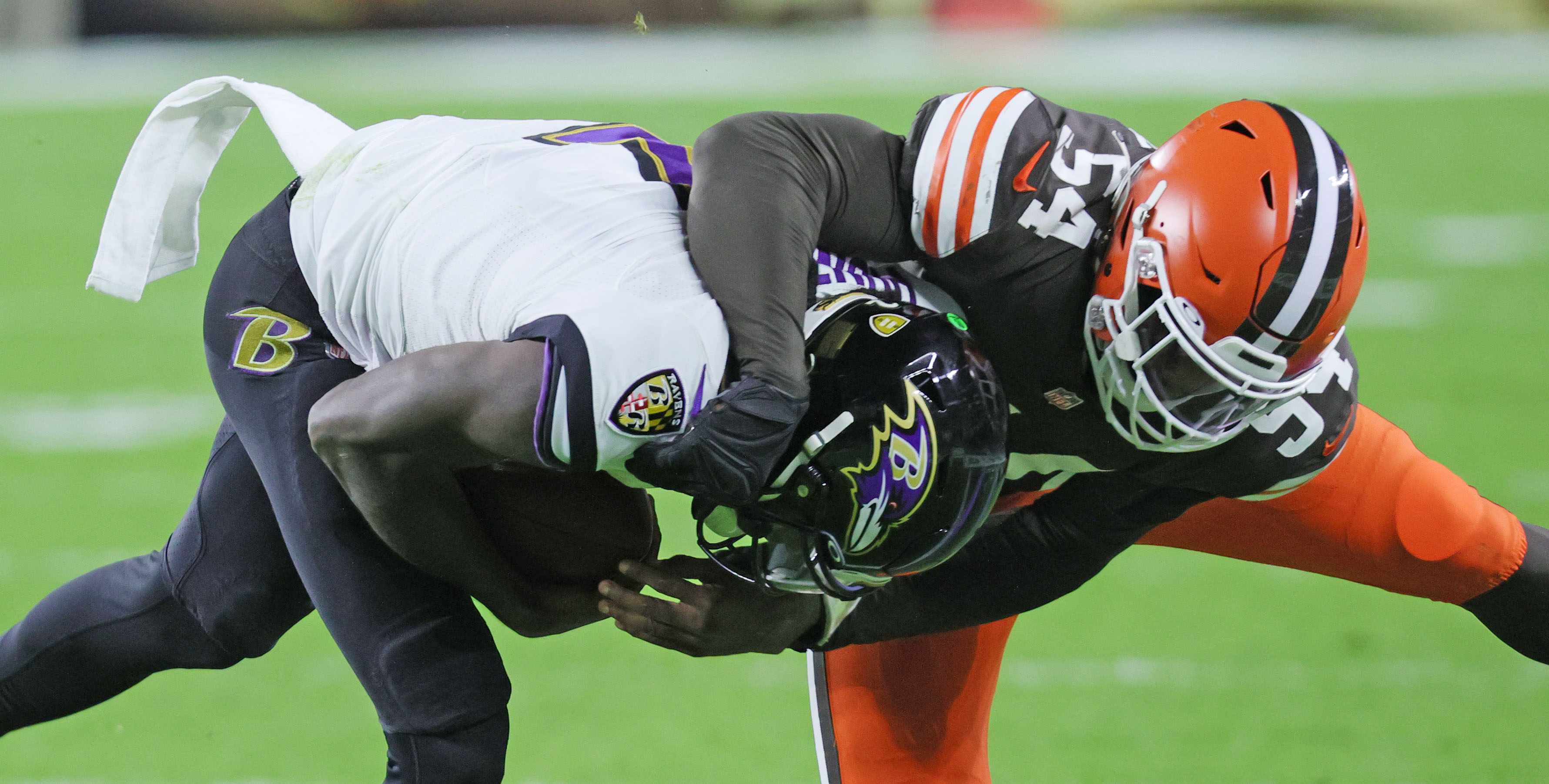 Lamar Jackson exposes Browns' vaunted defense early in Ravens' rout - The  Boston Globe