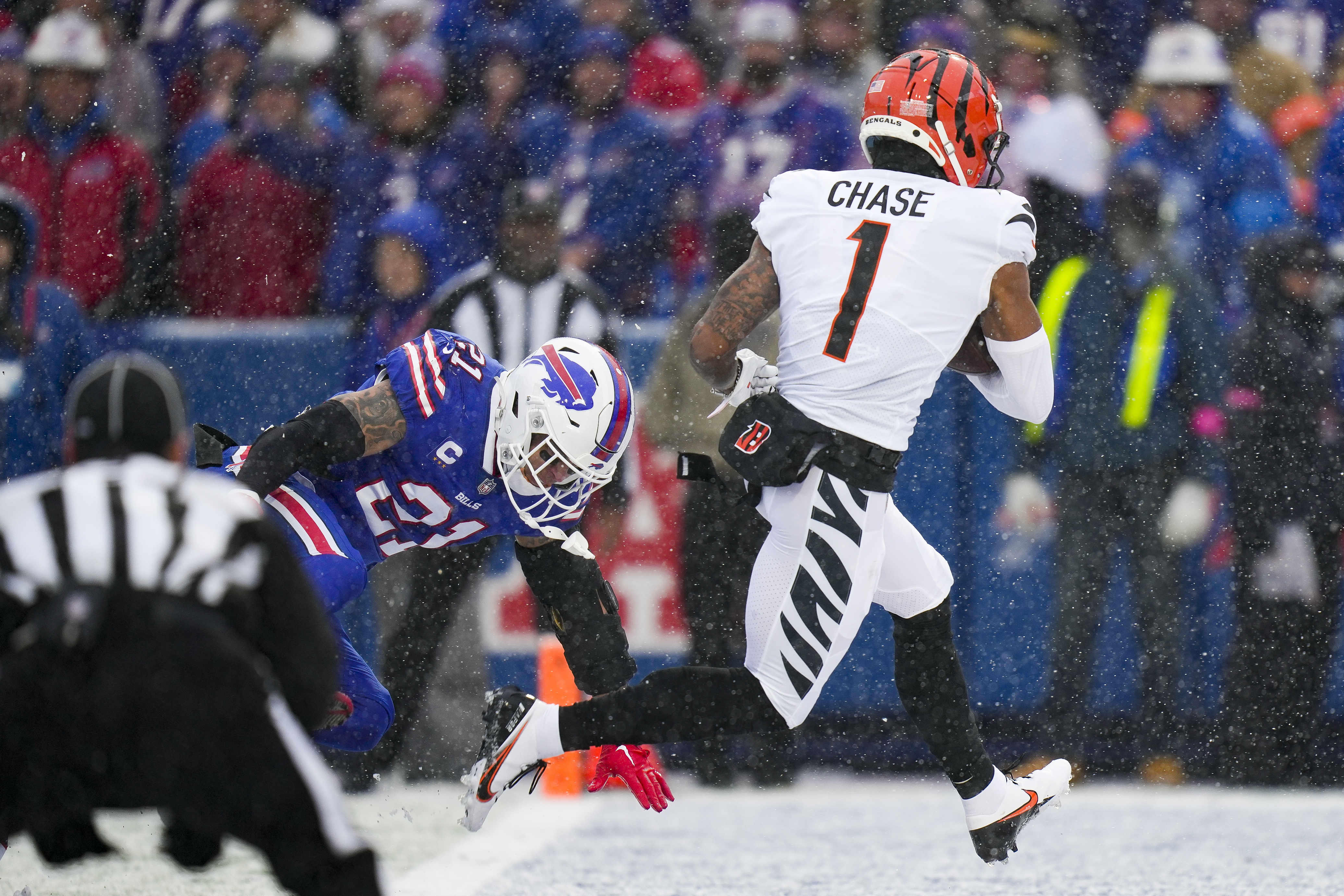 Buffalo Bills linebacker A.J. Klein (52) warms up before an NFL divisional  round playoff football game Sunday, Jan. 22, 2023, in Orchard Park, NY. (AP  Photo/Matt Durisko Stock Photo - Alamy