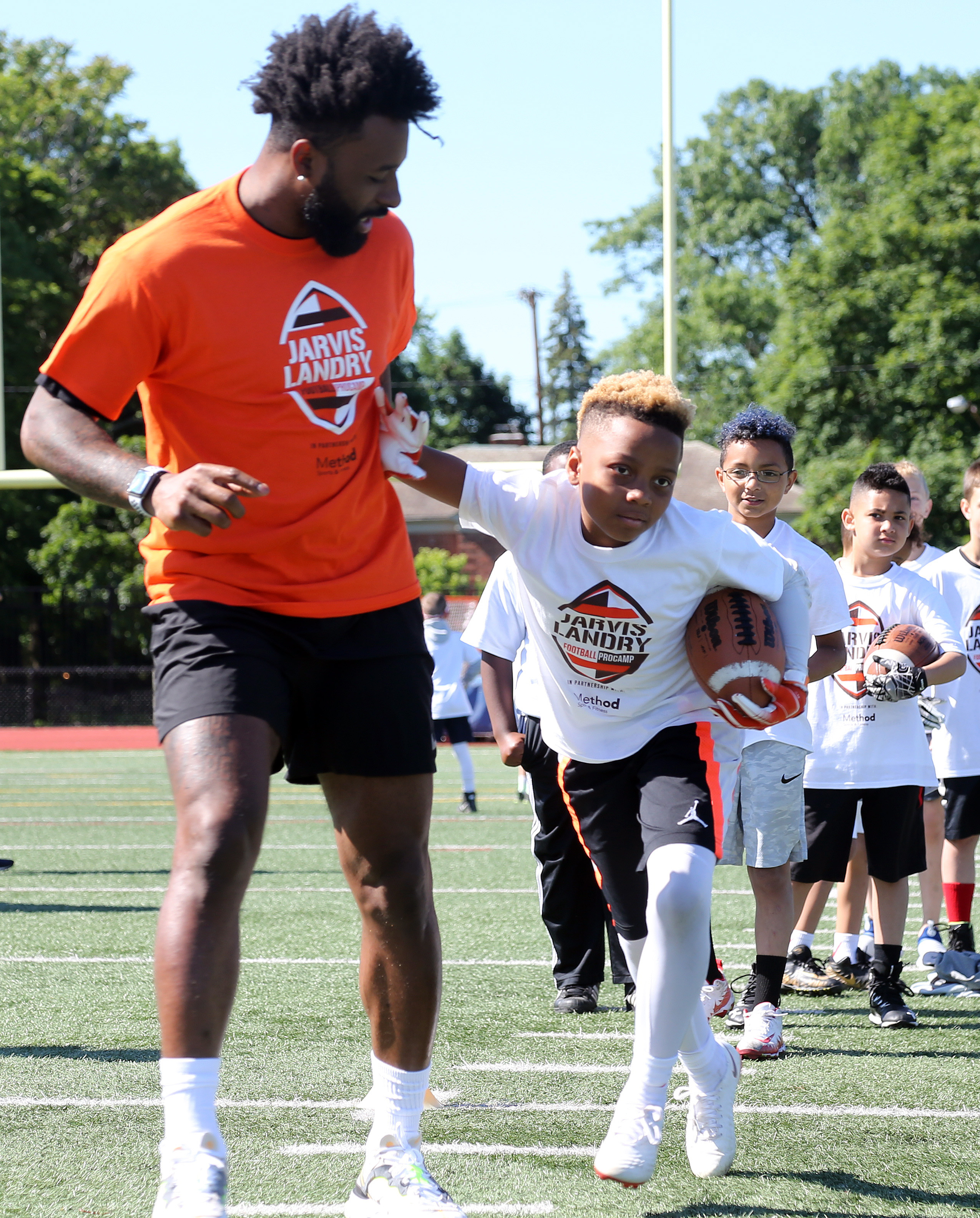 Browns' Jarvis Landry teaches youths at his football ProCamp (video/photos)  