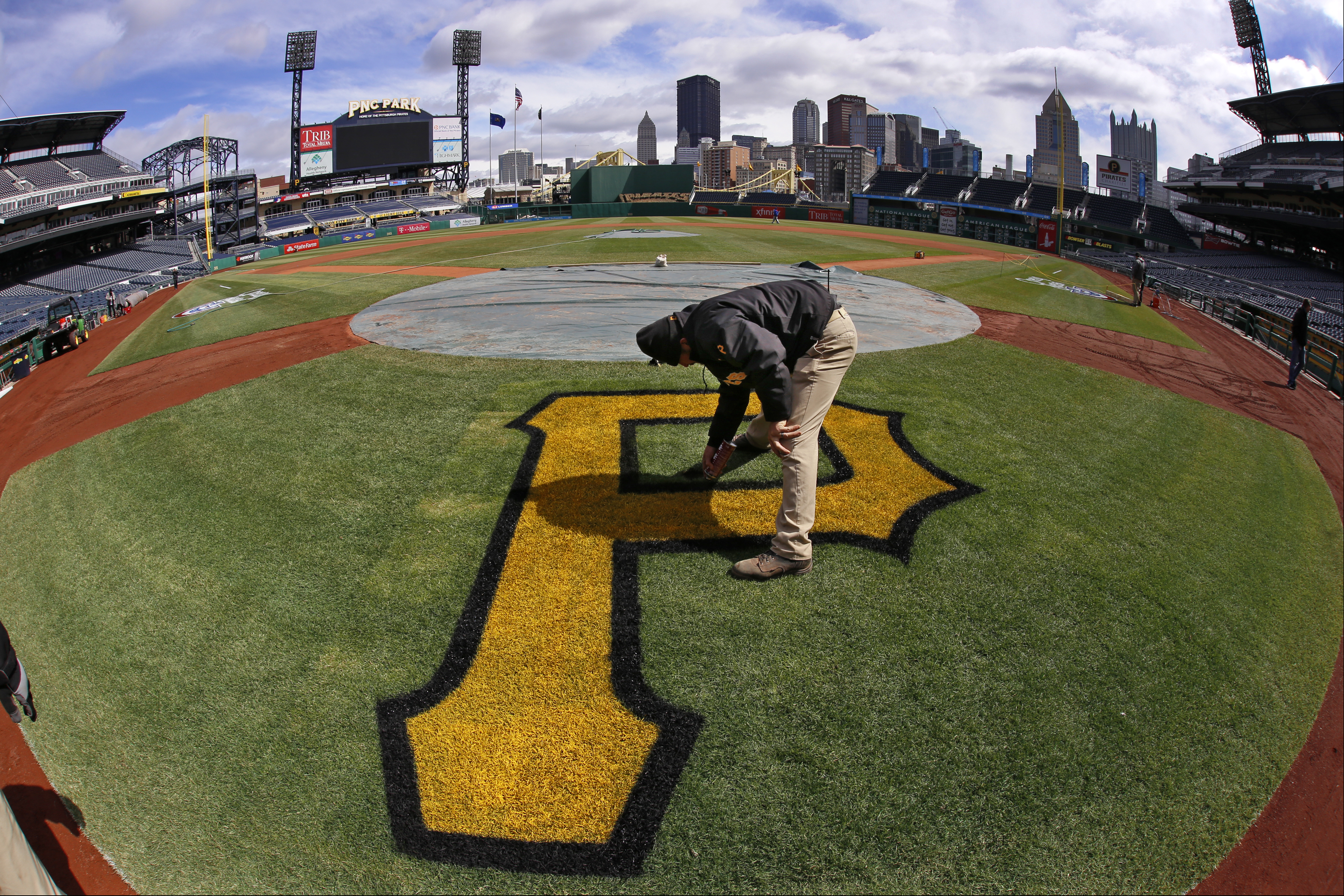 Pirates VS Yankees Fundraiser Night - Venture Outdoors