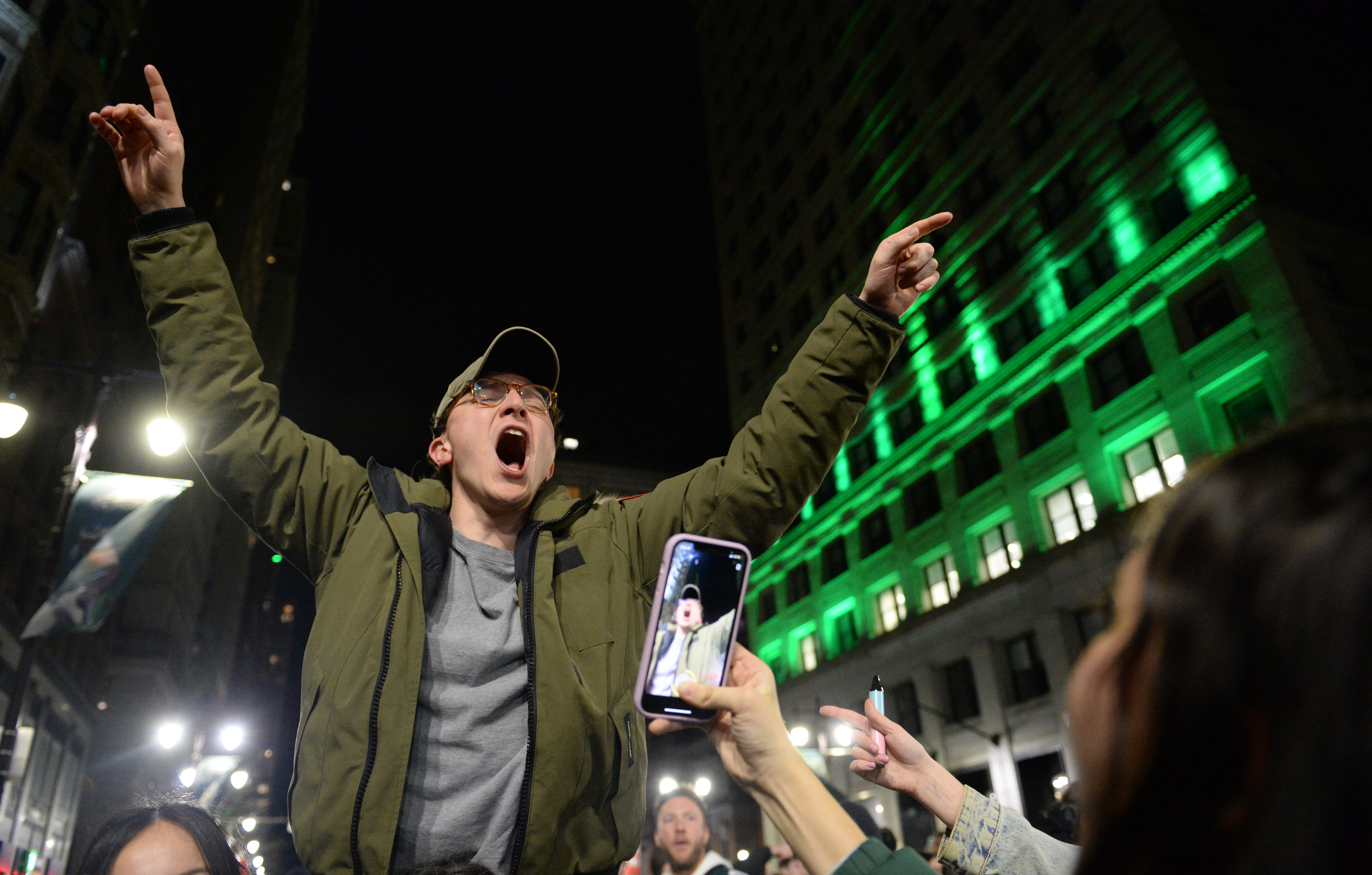 Fans cheer first glimpse of Super Bowl champ Eagles at Linc practice