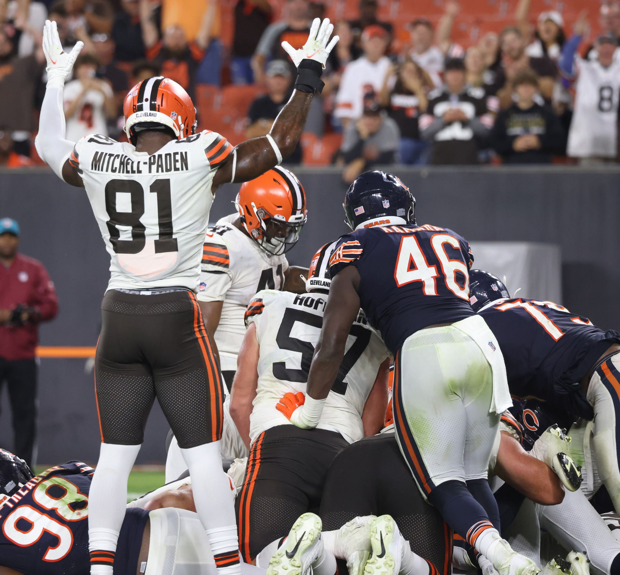 Cleveland Browns tight end Zaire Mitchell-Paden (81) runs on the