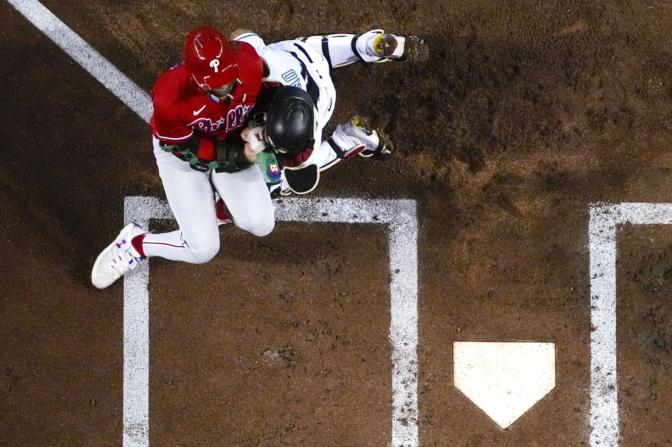 Bryce Harper and Gabriel Moreno collide in 1st inning play at the plate