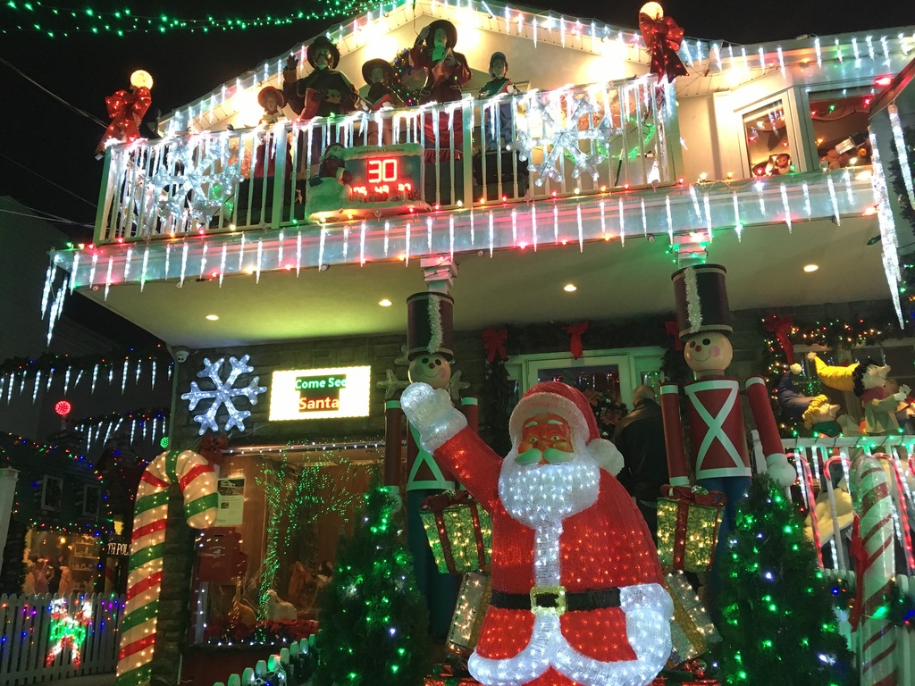 11 Christmas Yard Decorations for the Jolliest House on the Block